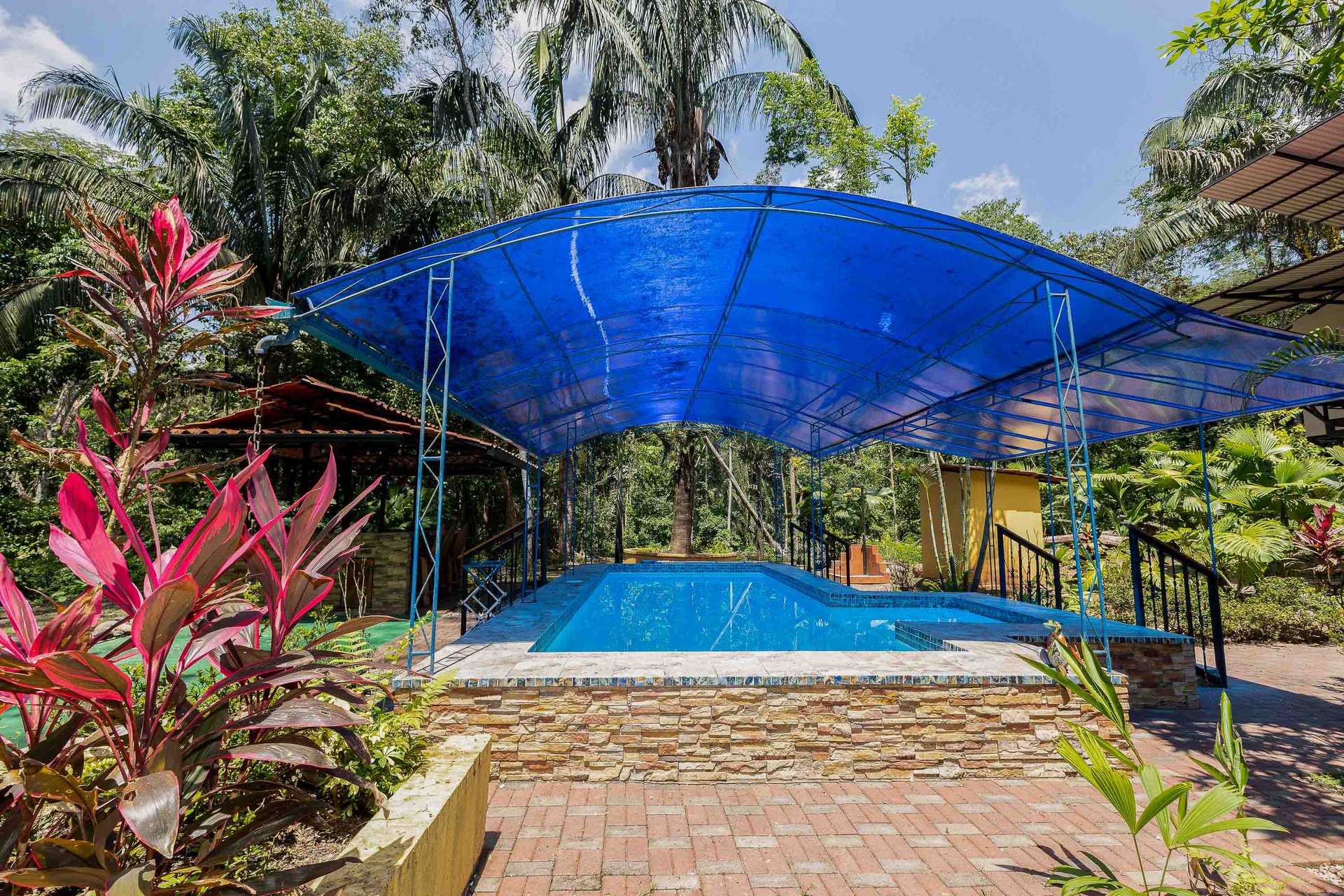 Tropical 3-bedroom home in gated community Manuel Antonio, Perfect rental!