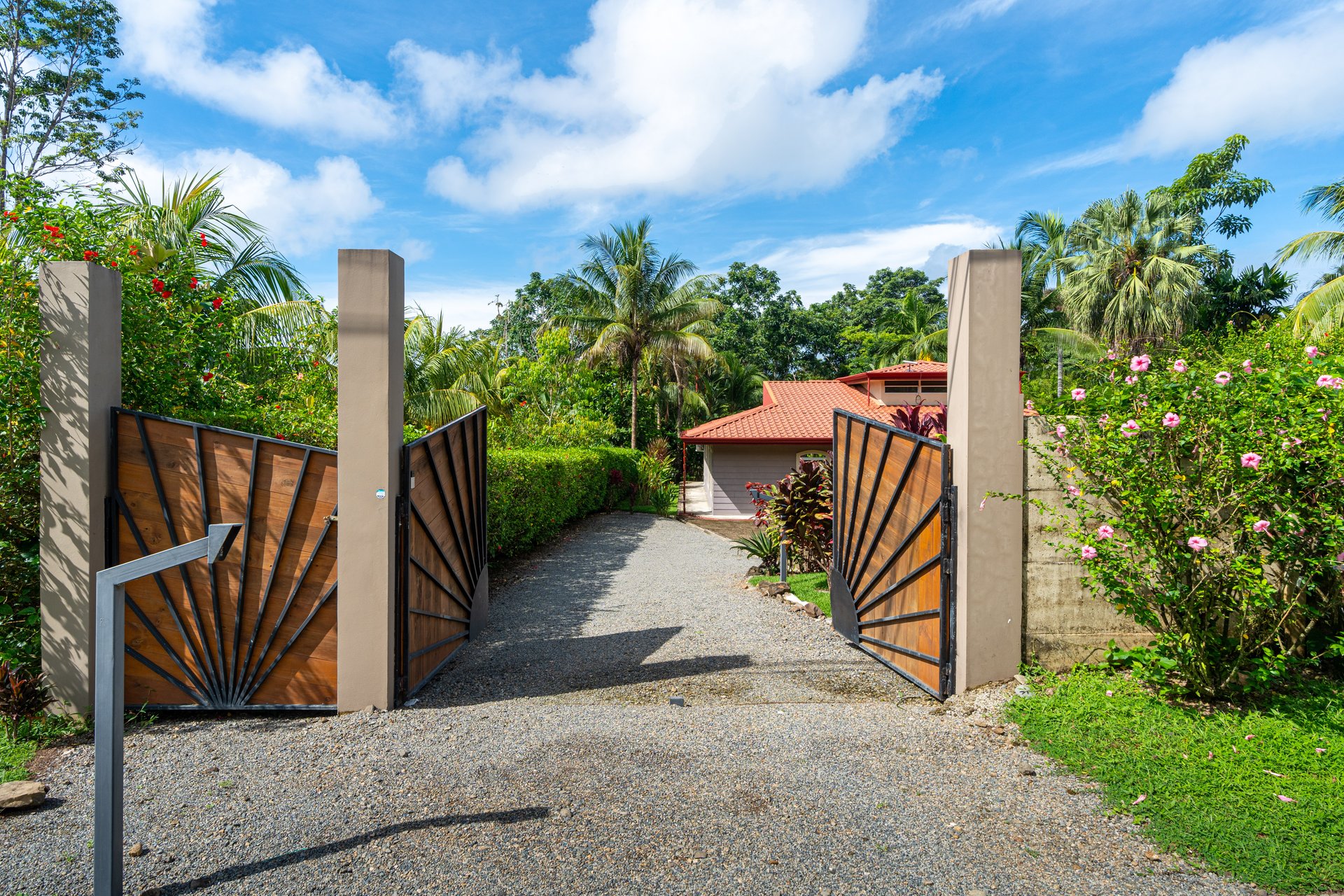 Casa Luna, 3bed /3bath Private Oasis, Convenient Location