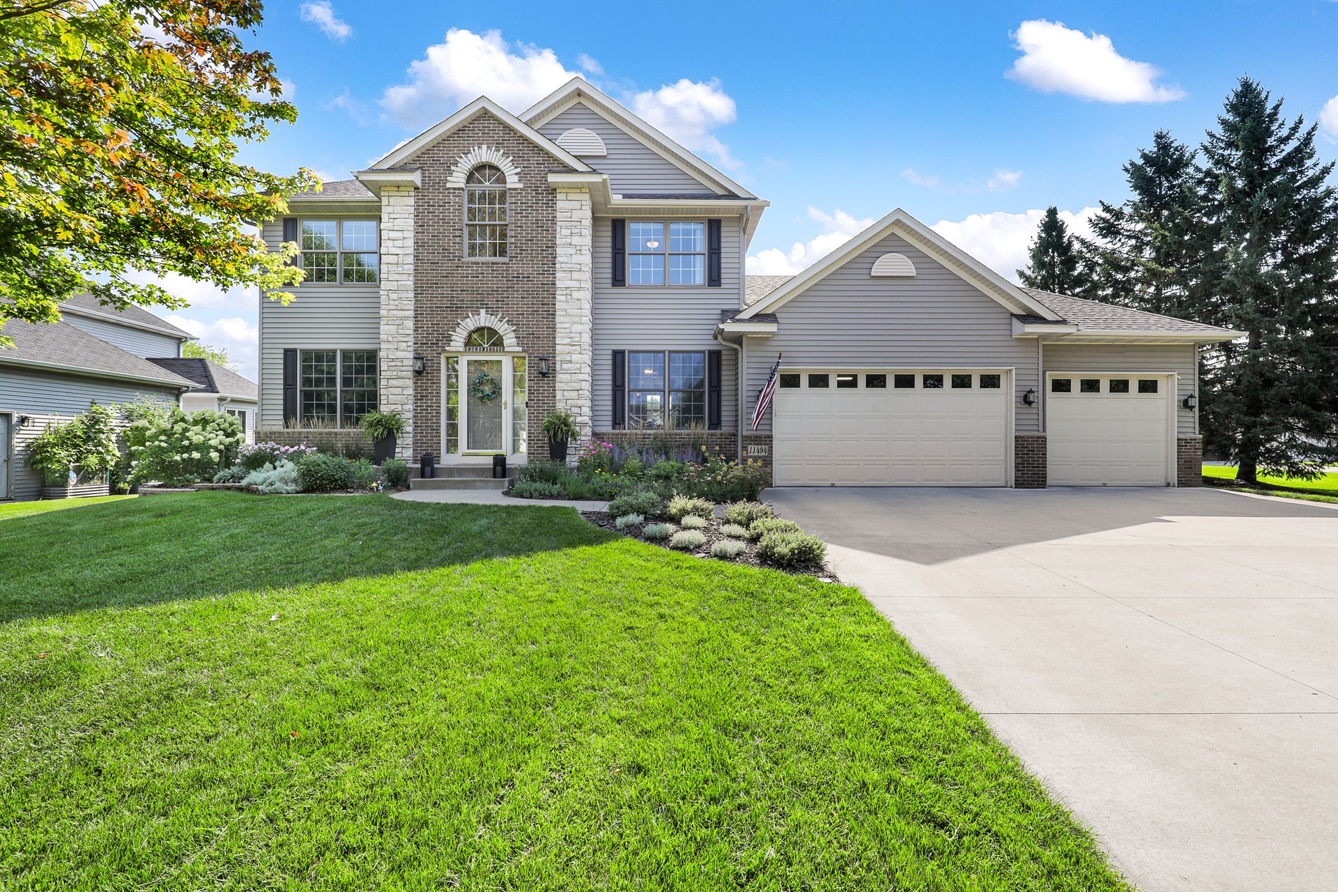 Walkout 2-Story Overlooking the Elm Creek Park Reserve