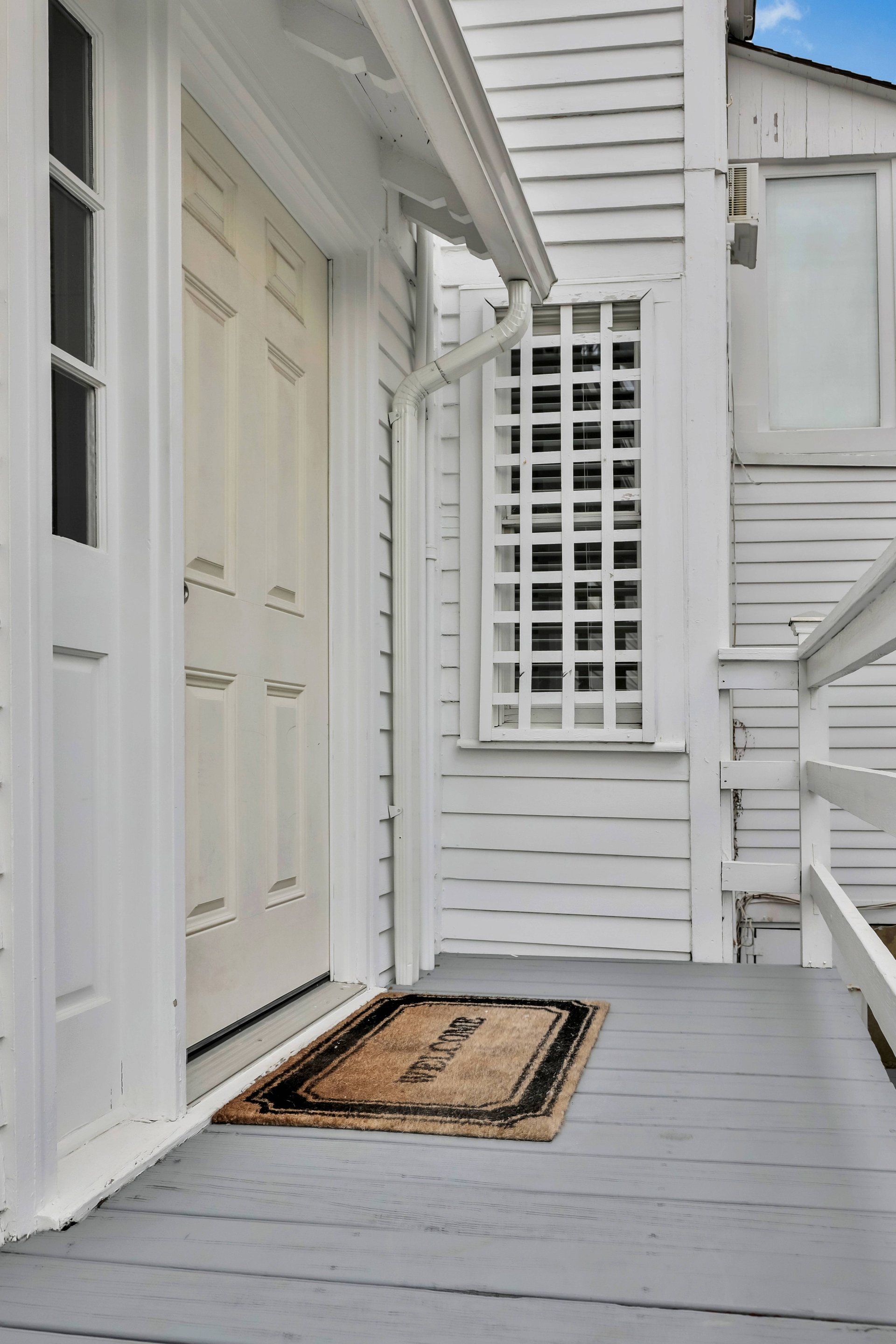 Beautiful Well Design on the First Floor With Outside Deck