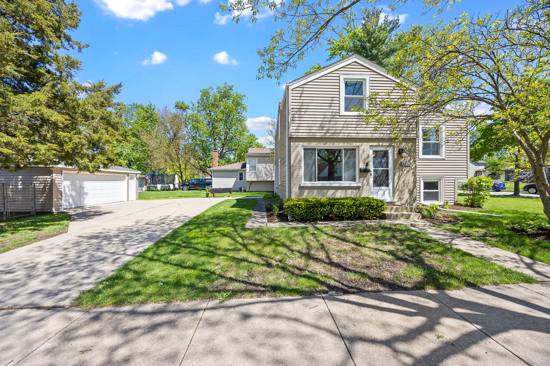623 Green Valley Dr, Lombard