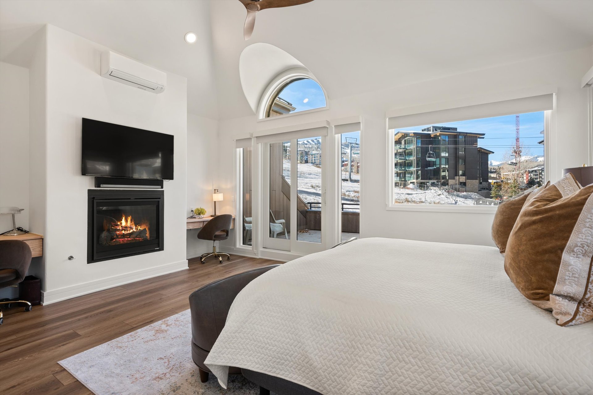 Ski-In/Ski-Out Luxury: Deerbrook Townhome