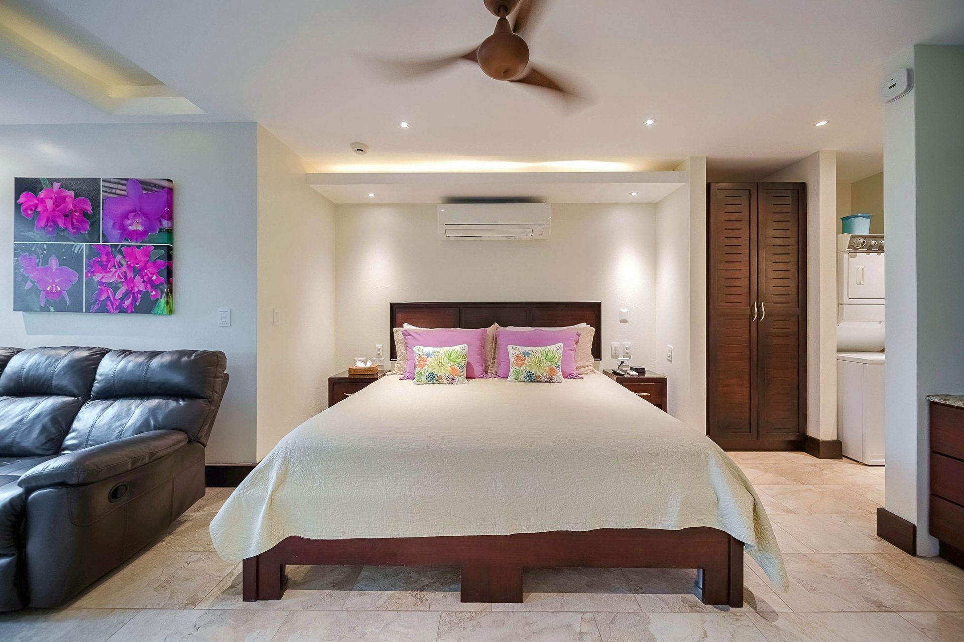 Walk to beach Vista Hermosa Estate Lucrative Contemporary Estate
