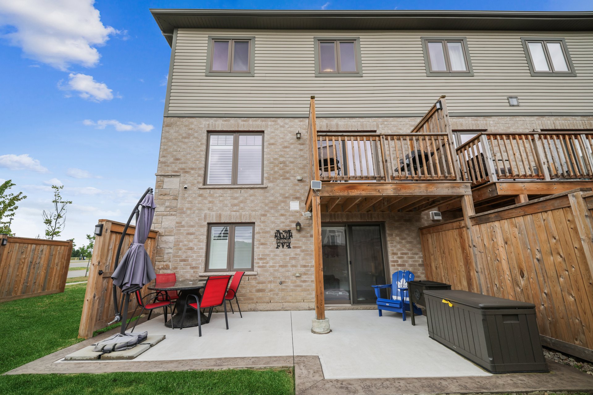 Beautifully updated END-UNIT townhome