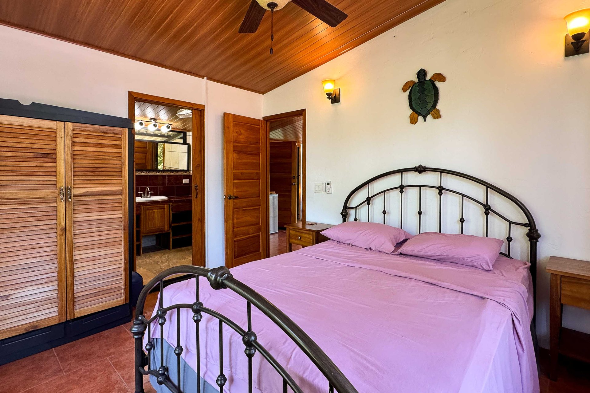 Tropical 3-bedroom home in gated community Manuel Antonio, Perfect rental!