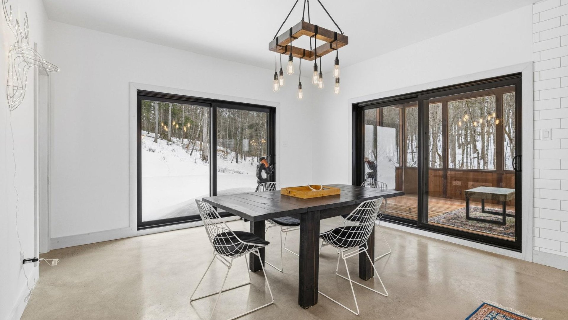 Contemporary Retreat Between Sky and Forest
