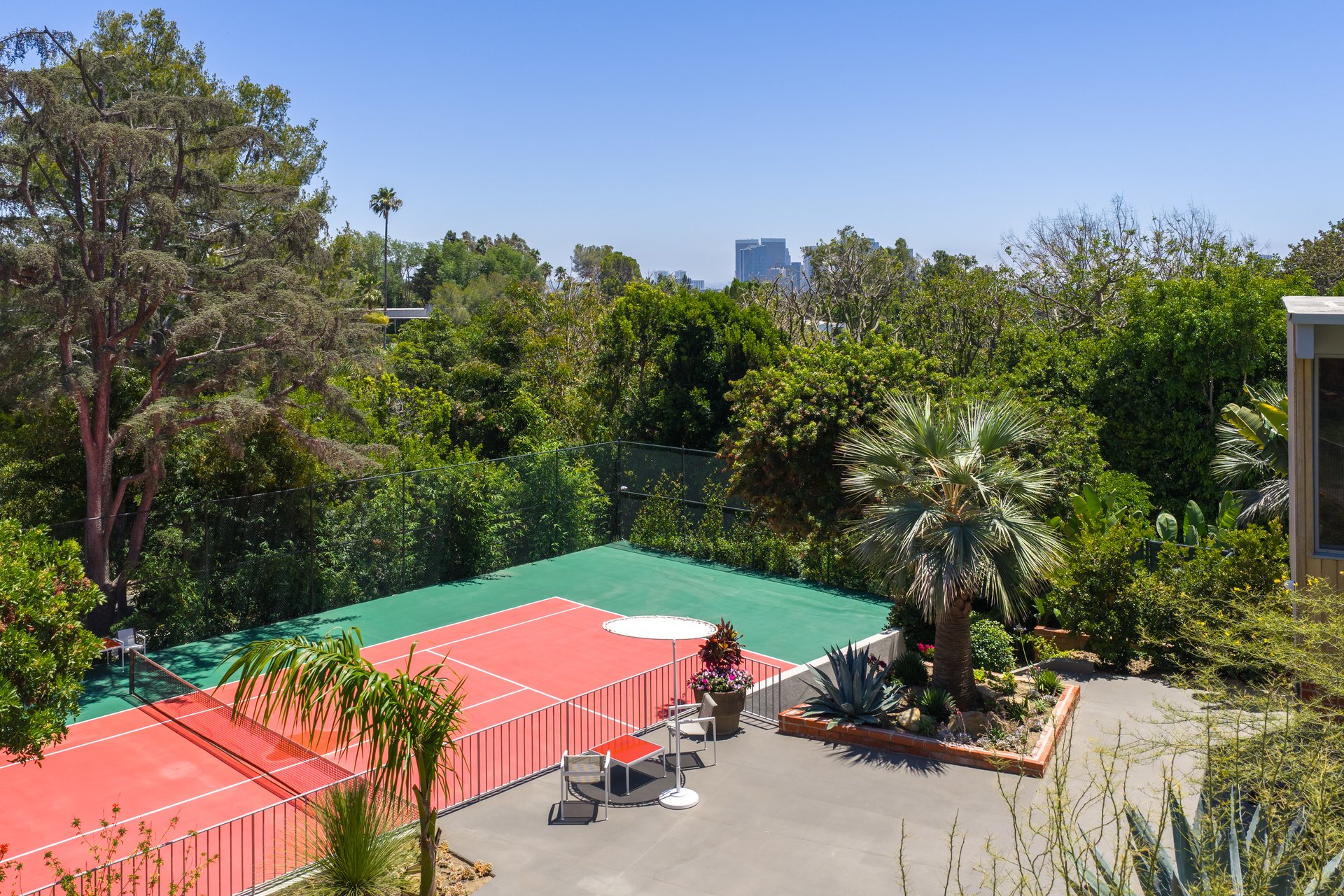 1035 Summit Dr, Beverly Hills 