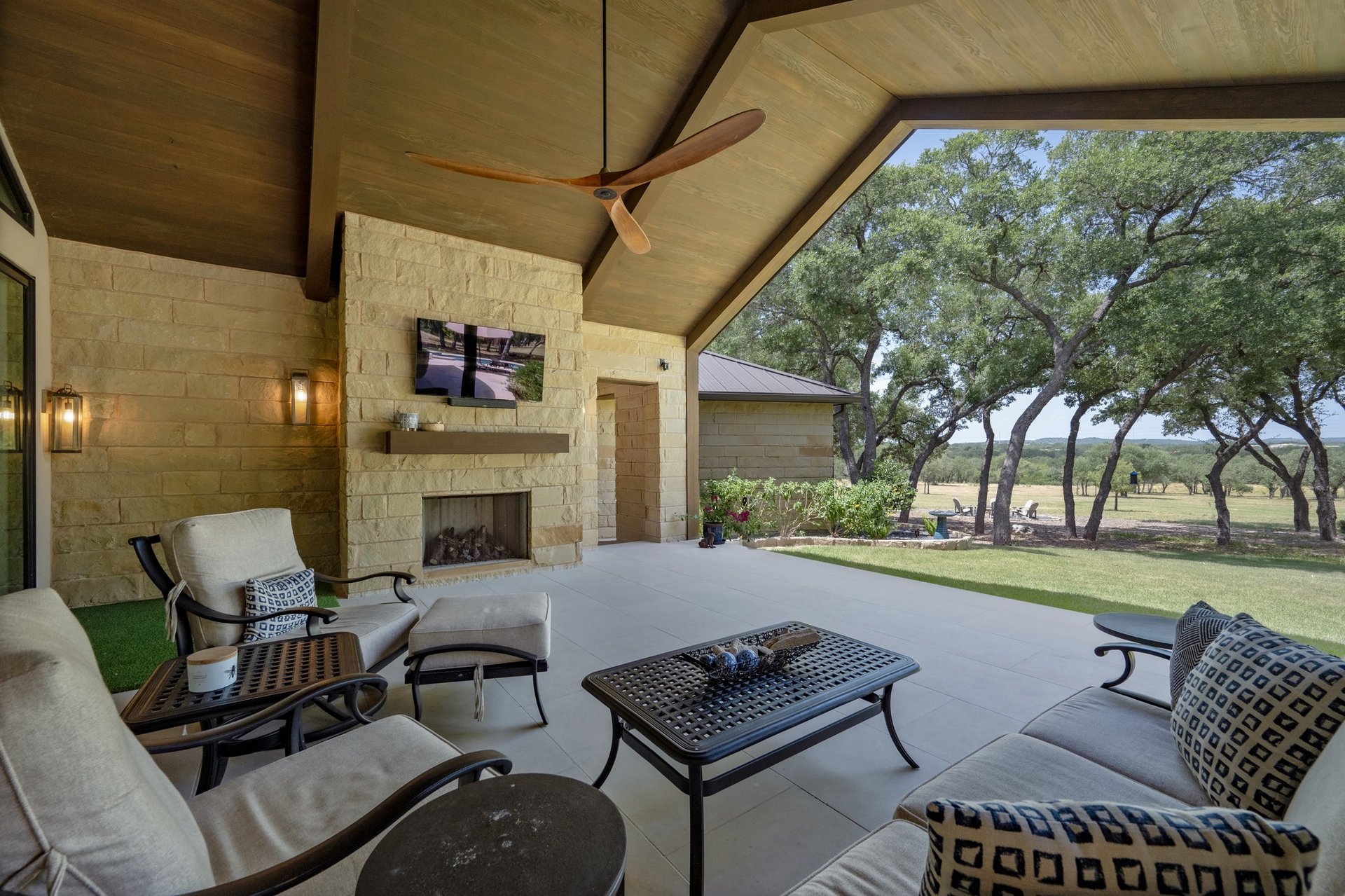 900 Rivercliff Drive