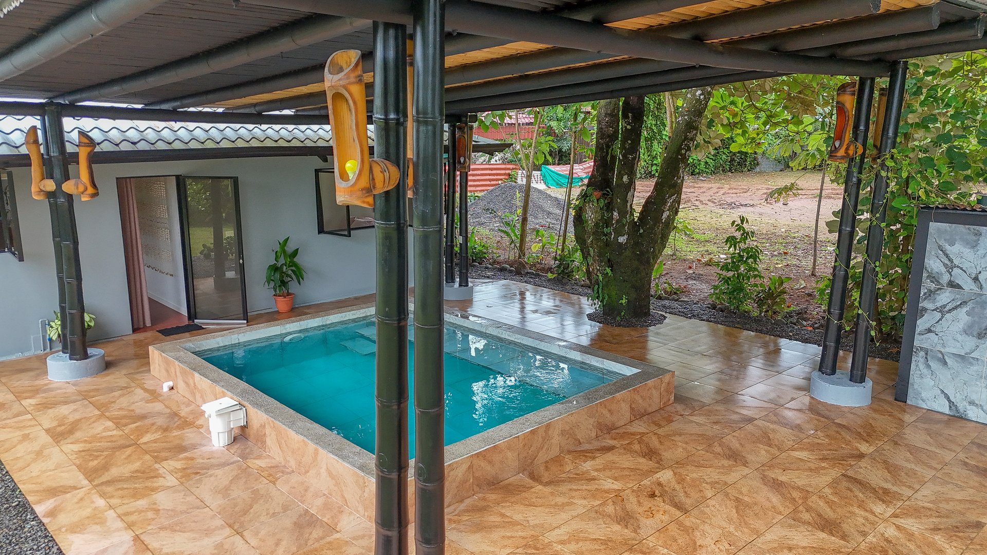 Contemporary 3-bed home surrounded by Uvita’s services and amenities but just a short stroll to tropical beaches