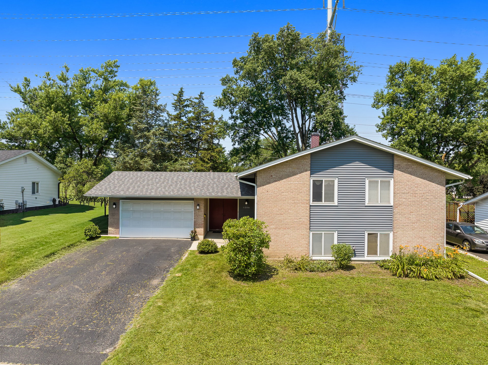 6308 MacArthur Dr, Woodridge