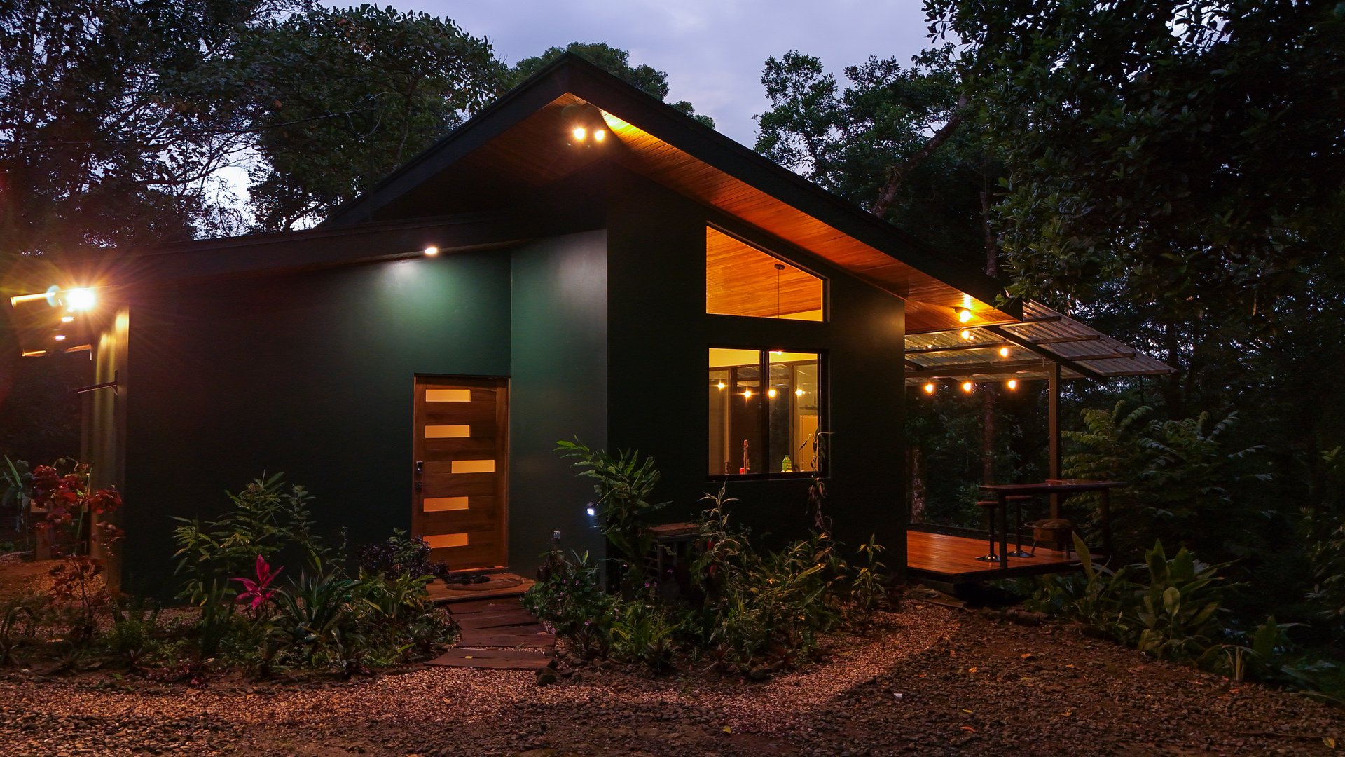 Costa Rica Mountain Retreat – 1.8 ha with Luxury Cabin, Private Lake & Riverfront