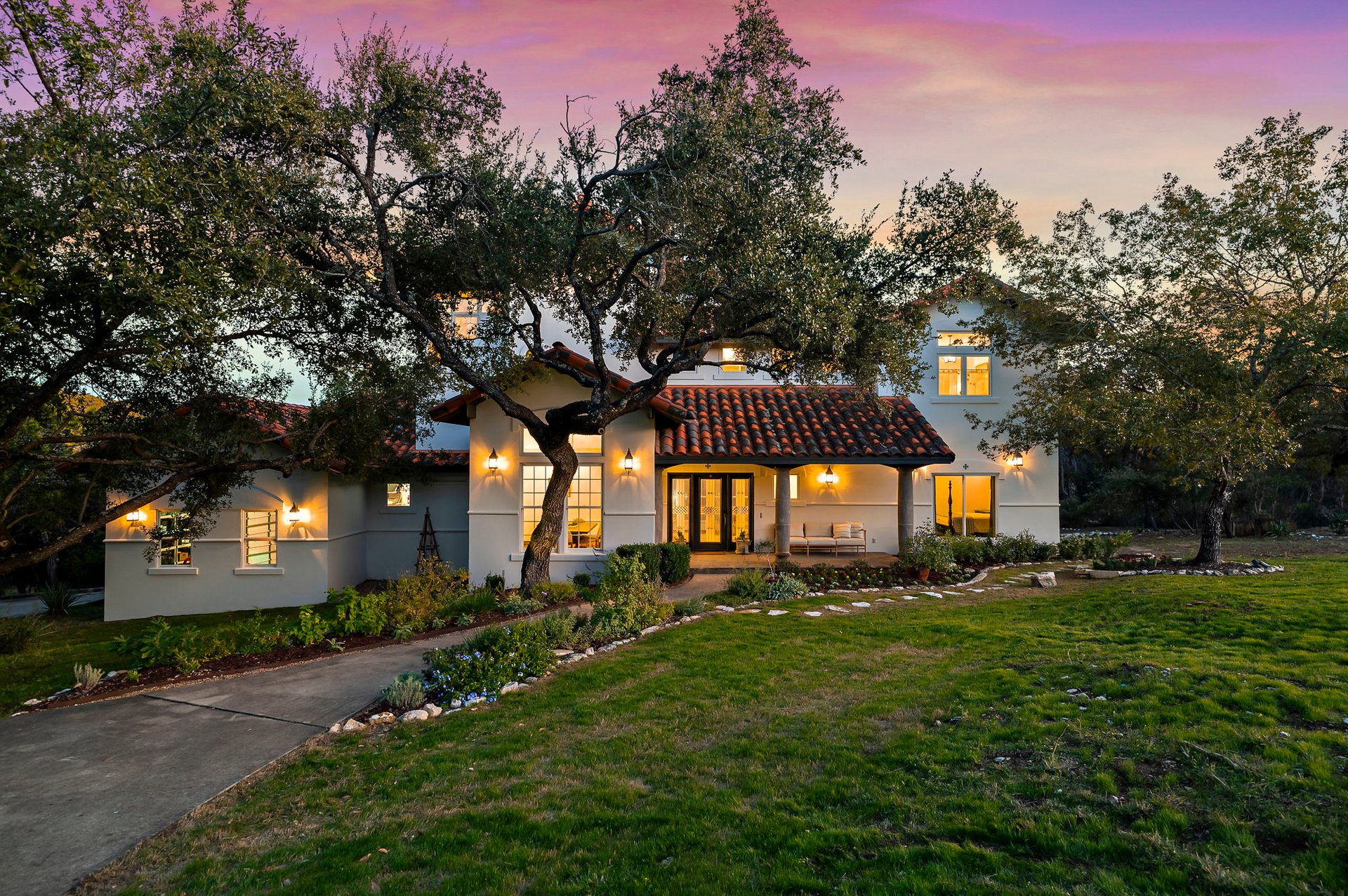 Vista Sereno :  A Modern, Spanish Colonial Retreat