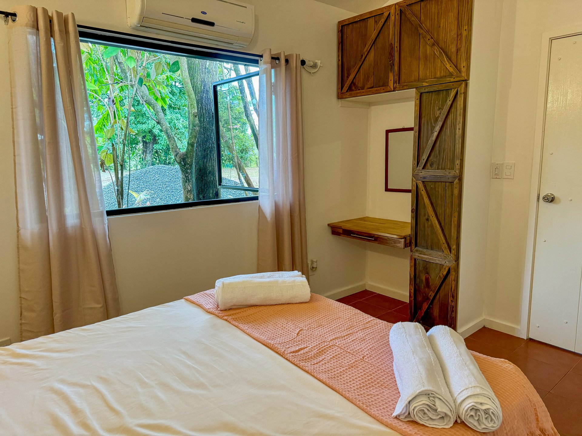 Contemporary 3-bed home surrounded by Uvita’s services and amenities but just a short stroll to tropical beaches