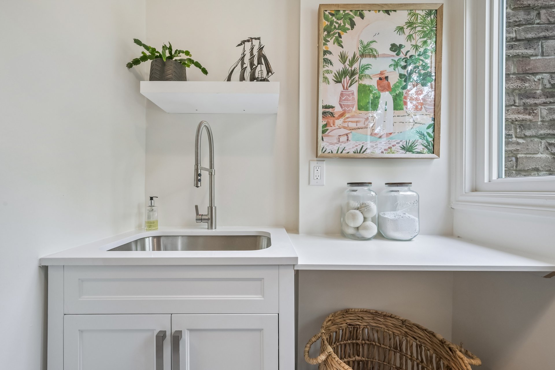 Lakeside living in the heart of Bronte!