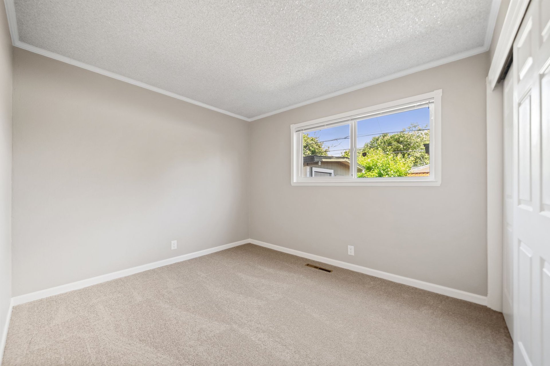 96 Lavonne Dr