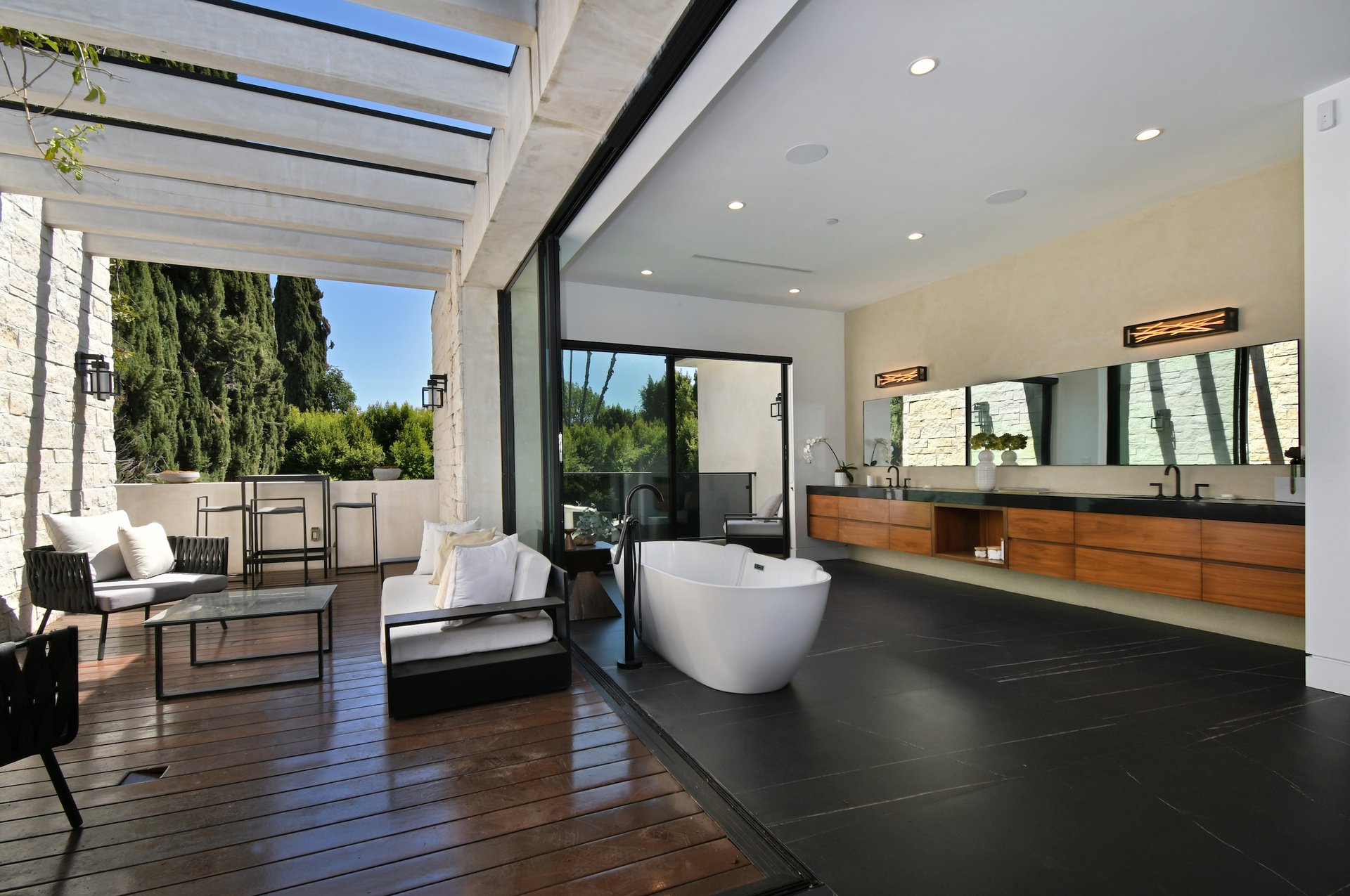 4544 Woodley Ave