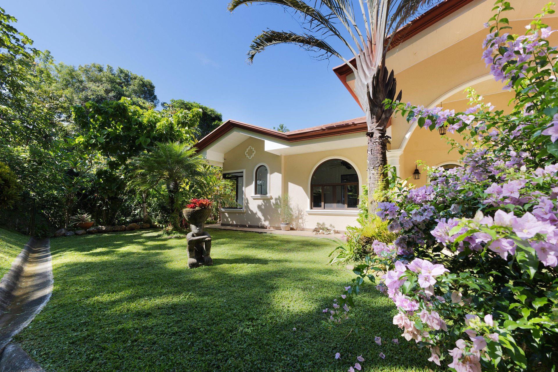 CASA ORQUIDEA – LUXURY HOME WITH OCEAN VIEWS IN GATED COMMUNITY
