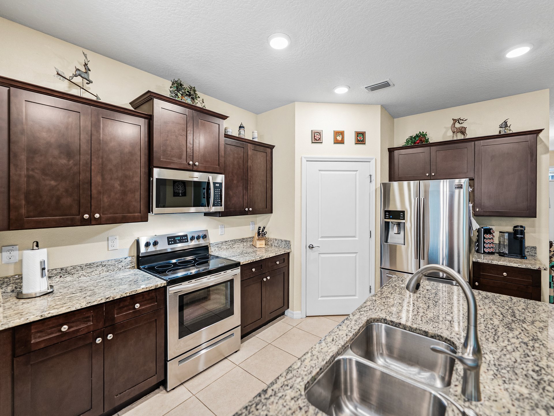 12615 EASTPOINTE DR