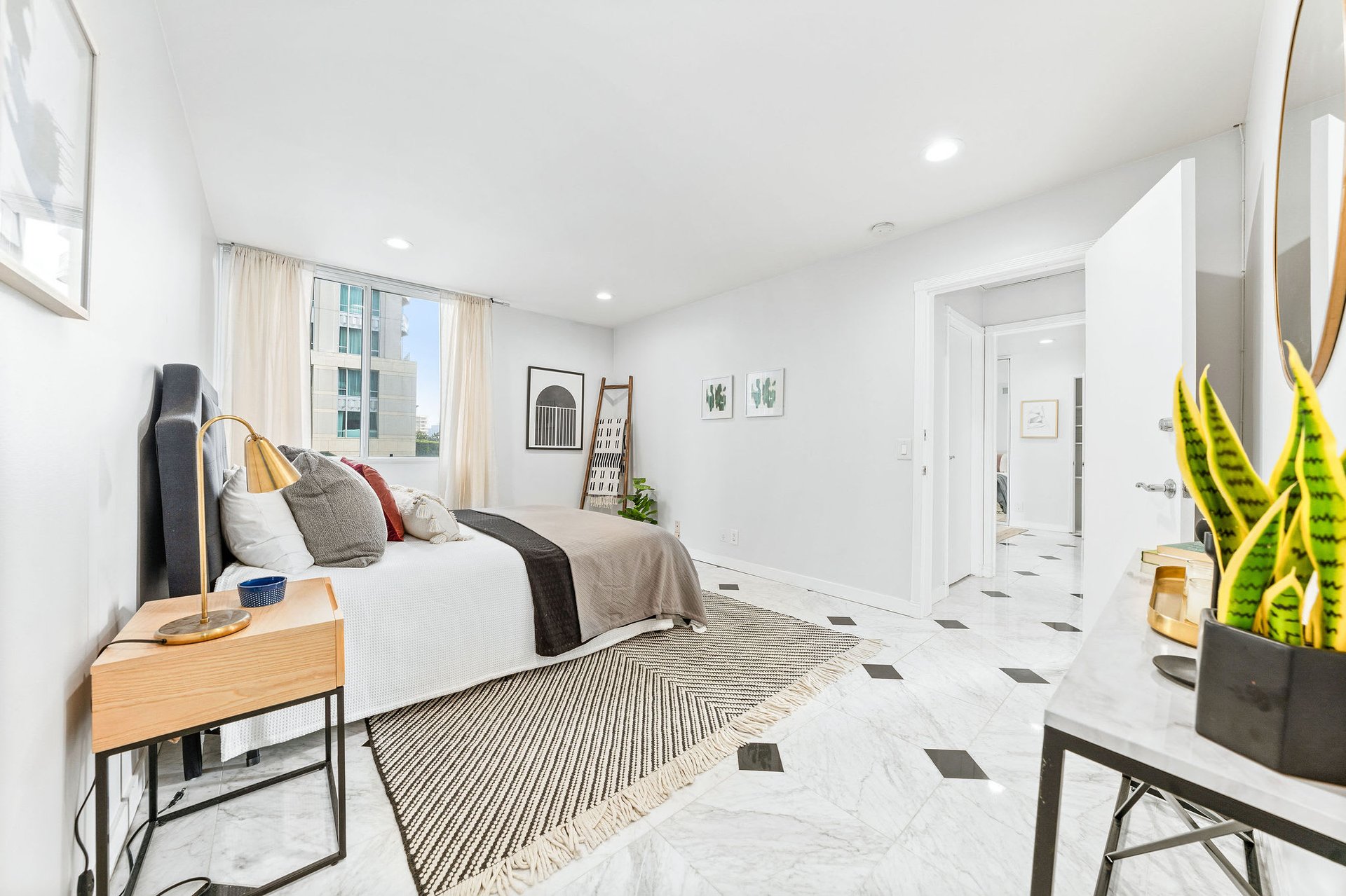 Wilshire Selby East #602, Wilshire Corridor