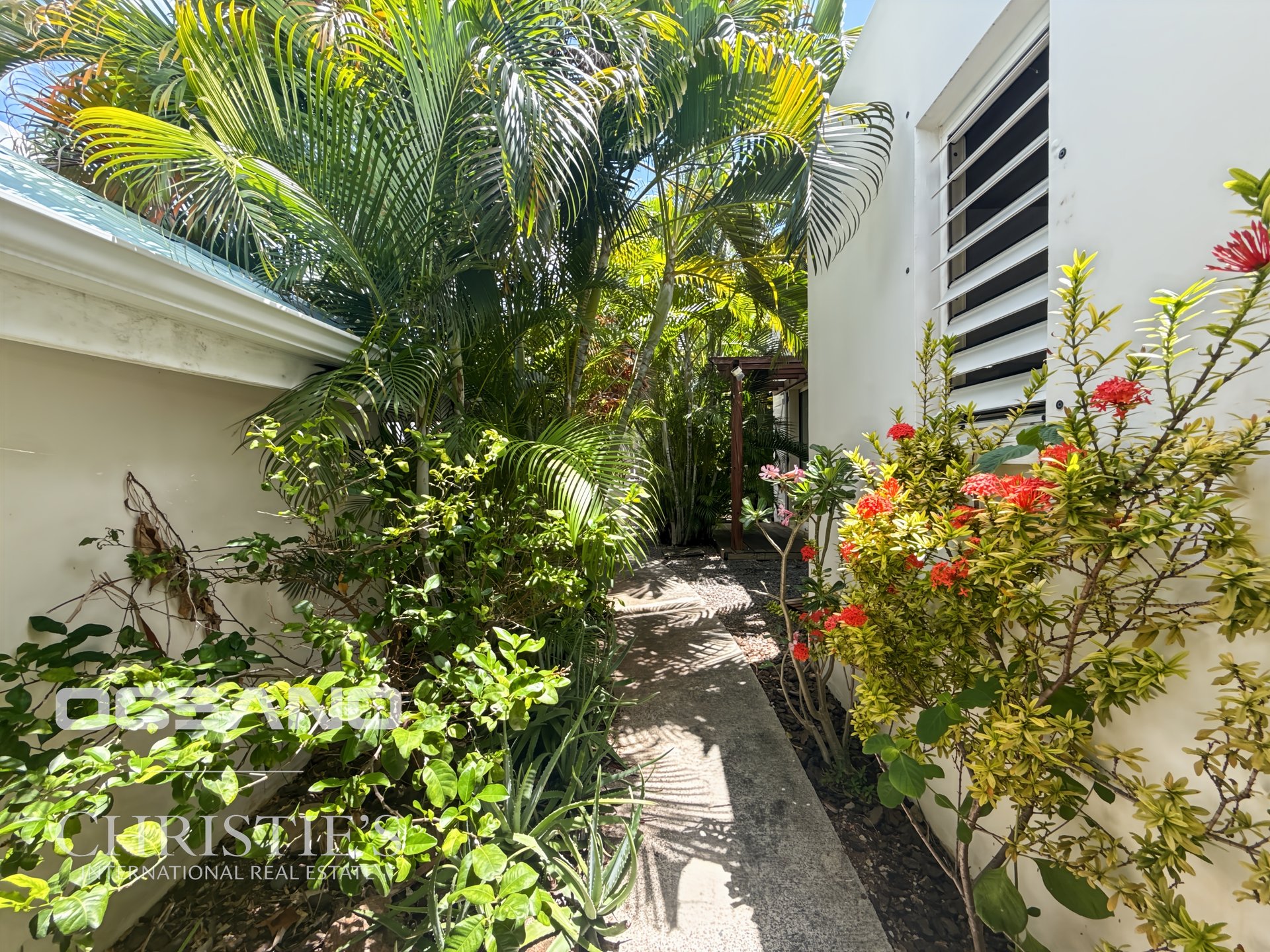 EXCLUSIVE - 2 bedrooms Townhouse with a pool