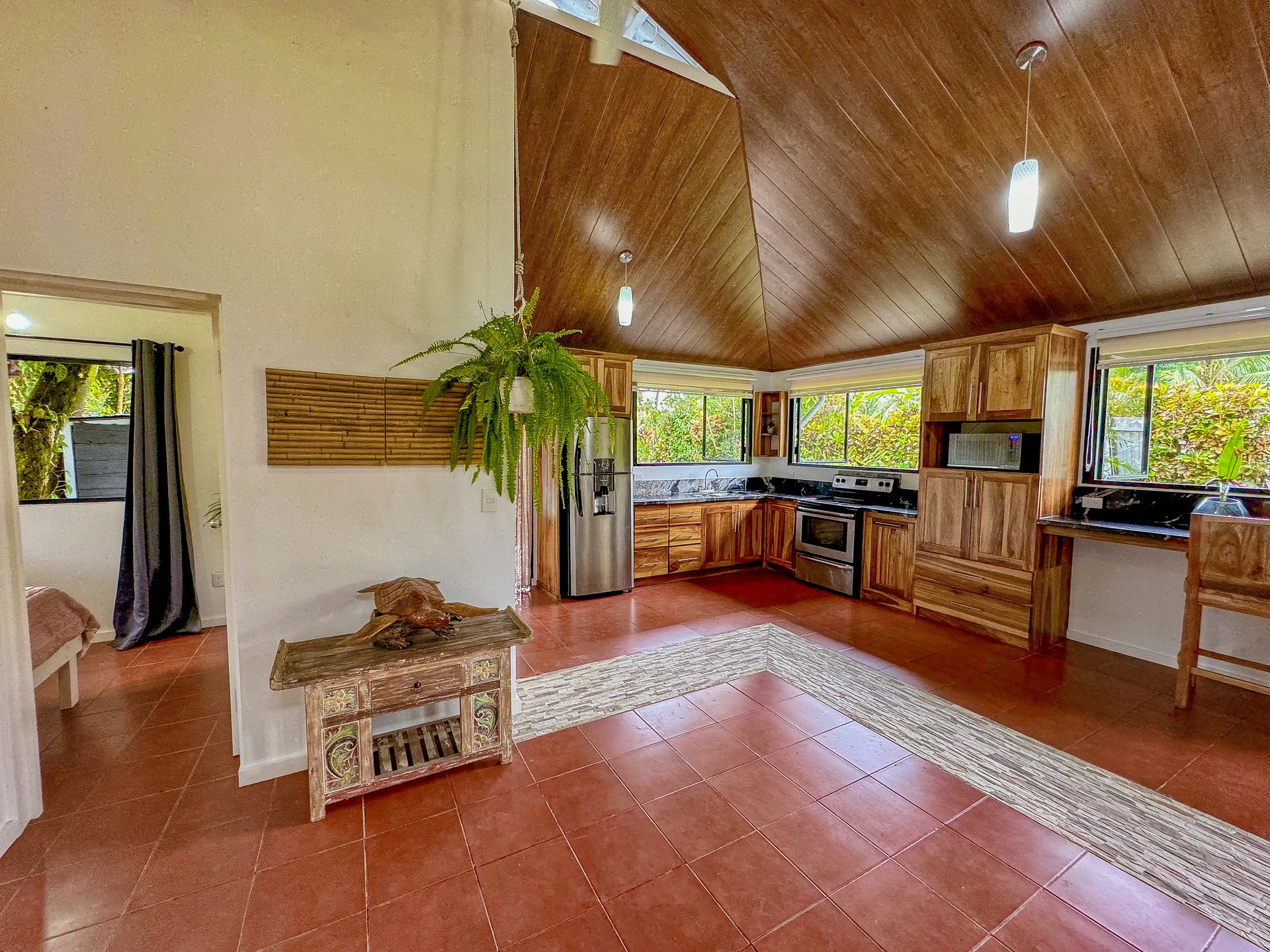 Contemporary 3-bed home surrounded by Uvita’s services and amenities but just a short stroll to tropical beaches