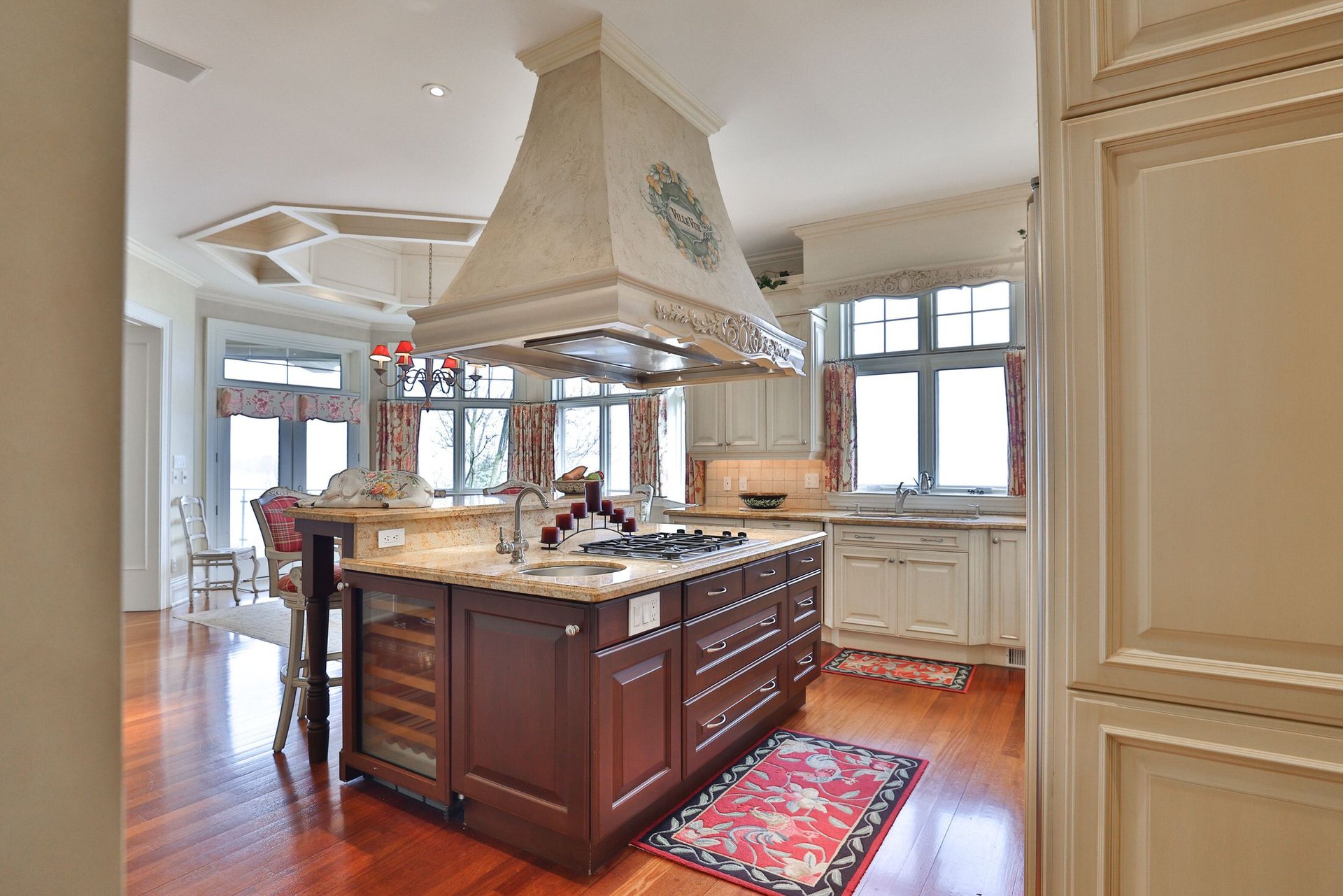 872 Whittier Cres
