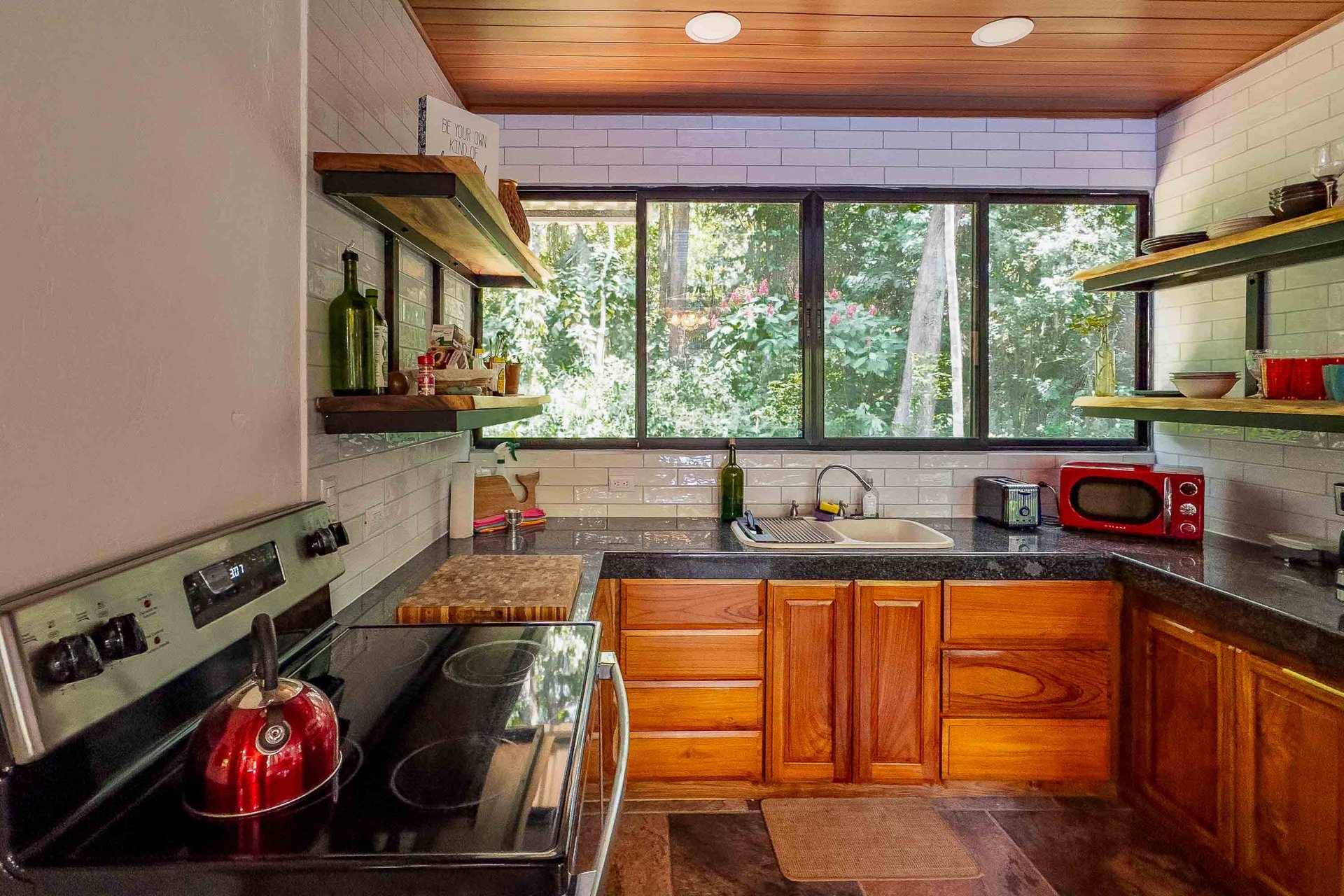 Tropical 3-bedroom home in gated community Manuel Antonio, Perfect rental!