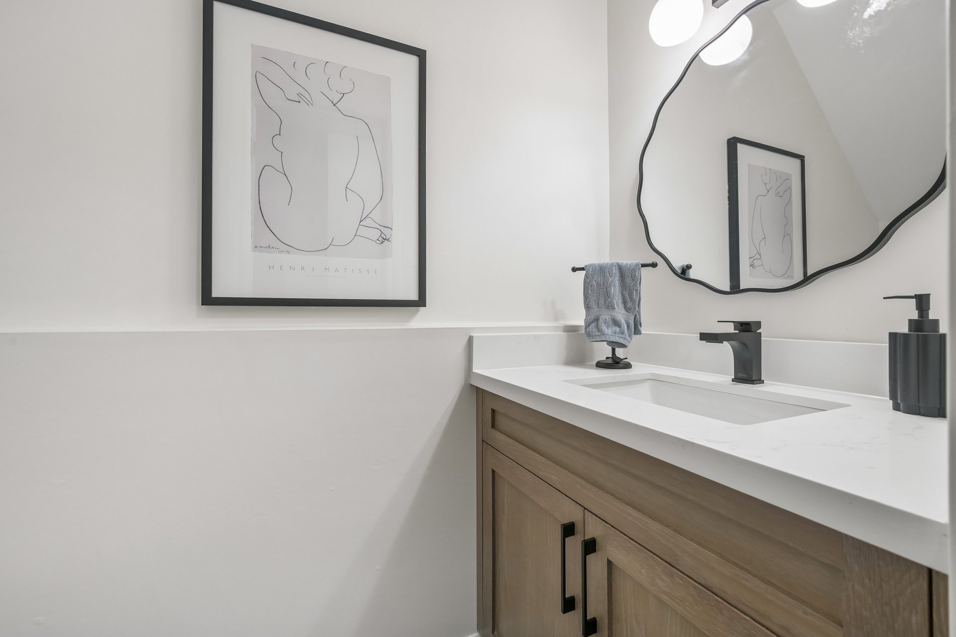 Lakeside living in the heart of Bronte!