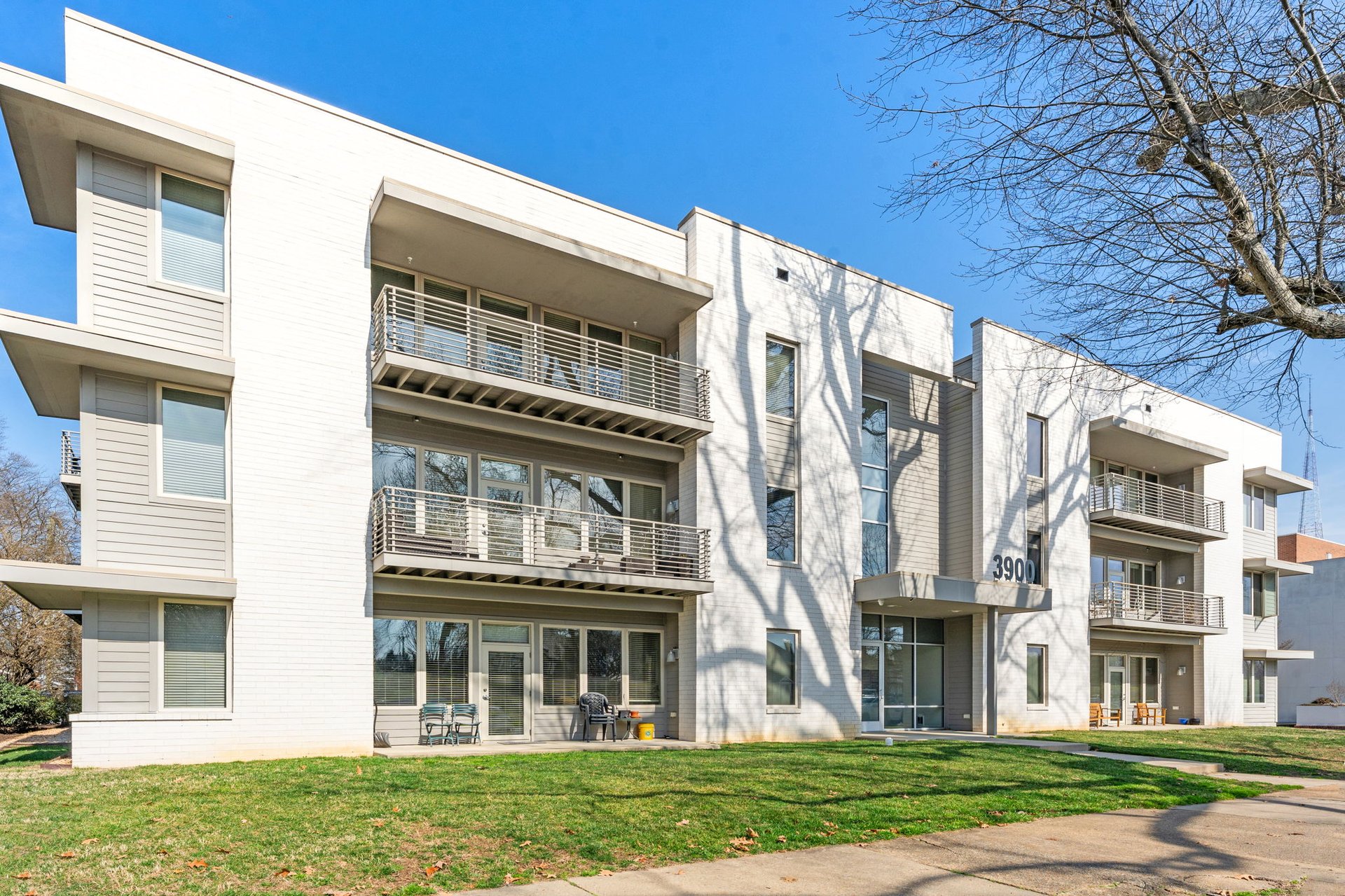 3900 Monument