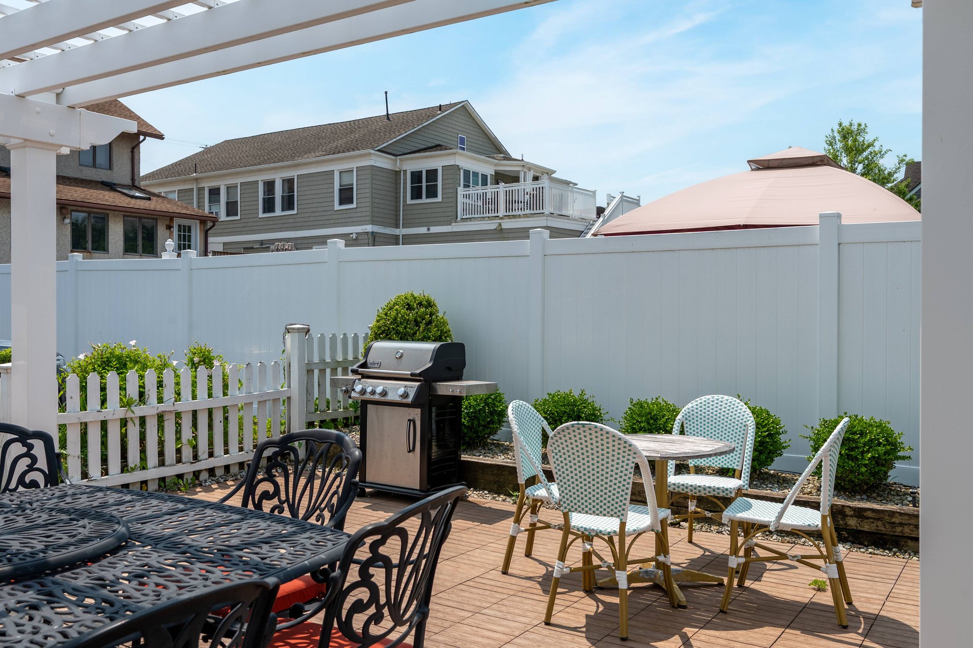 Beautiful Well Design on the First Floor With Outside Deck