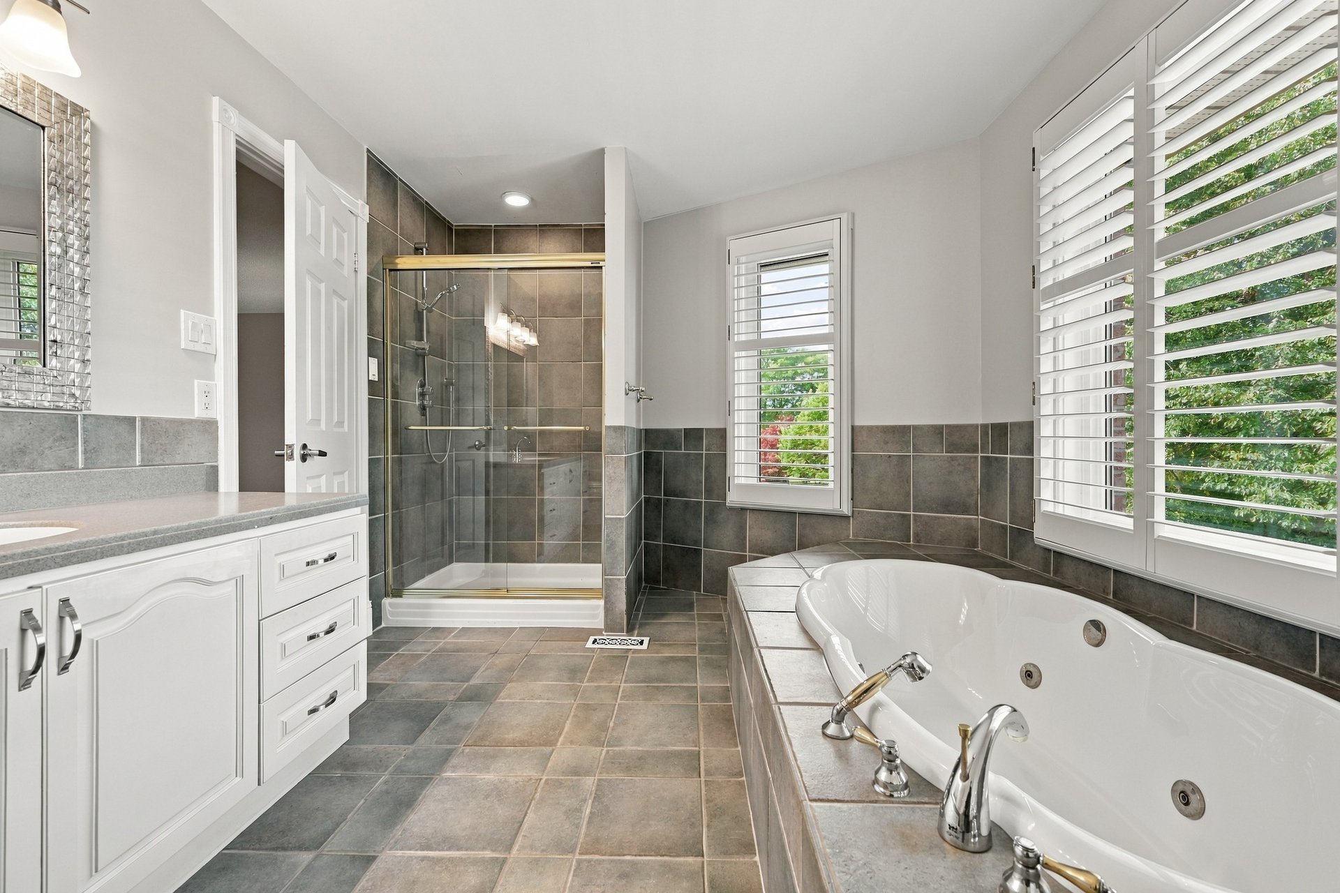 Executive home in Oakville's prestigious Glen Abbey community