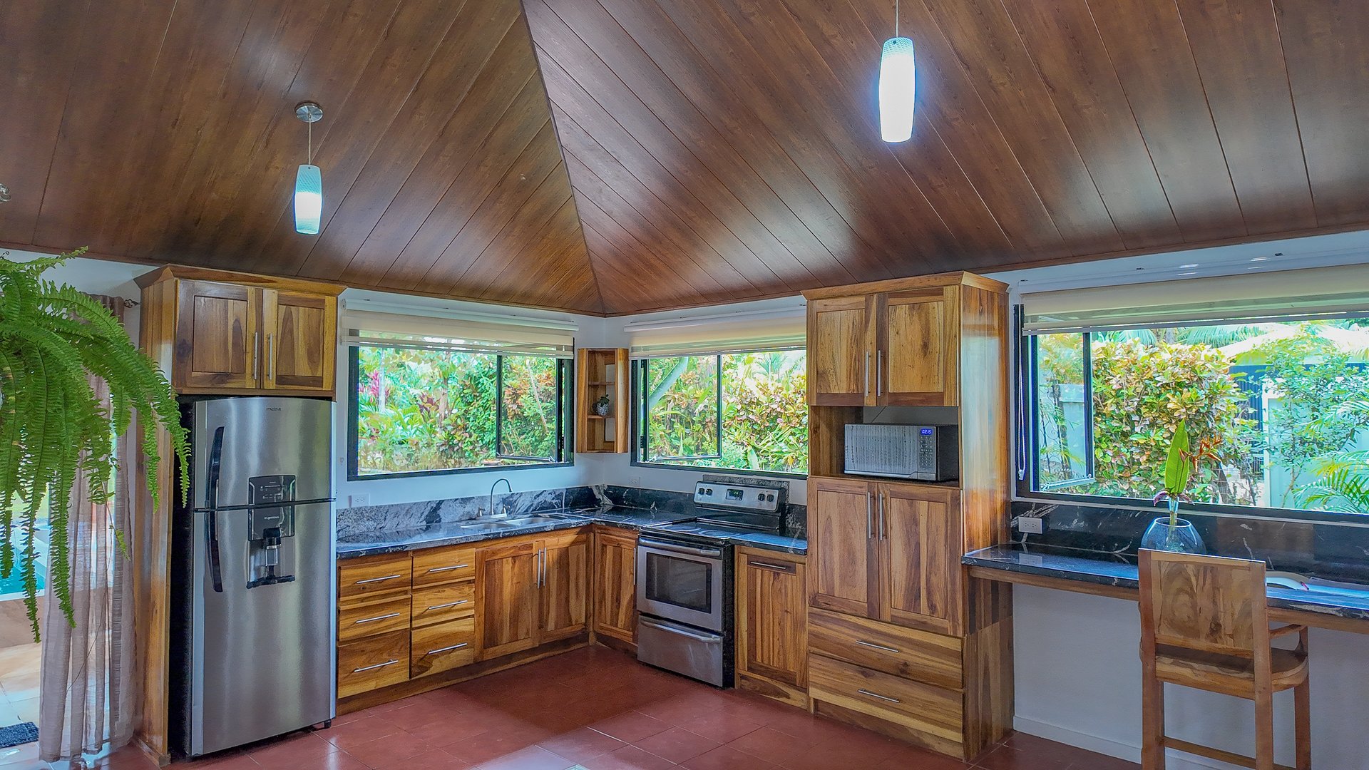 Contemporary 3-bed home surrounded by Uvita’s services and amenities but just a short stroll to tropical beaches