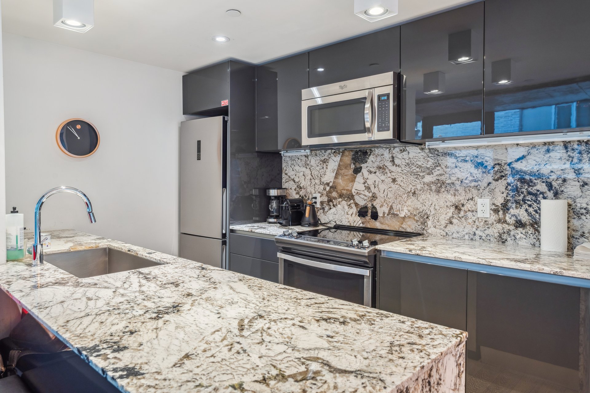 111 Bathurst St 423
