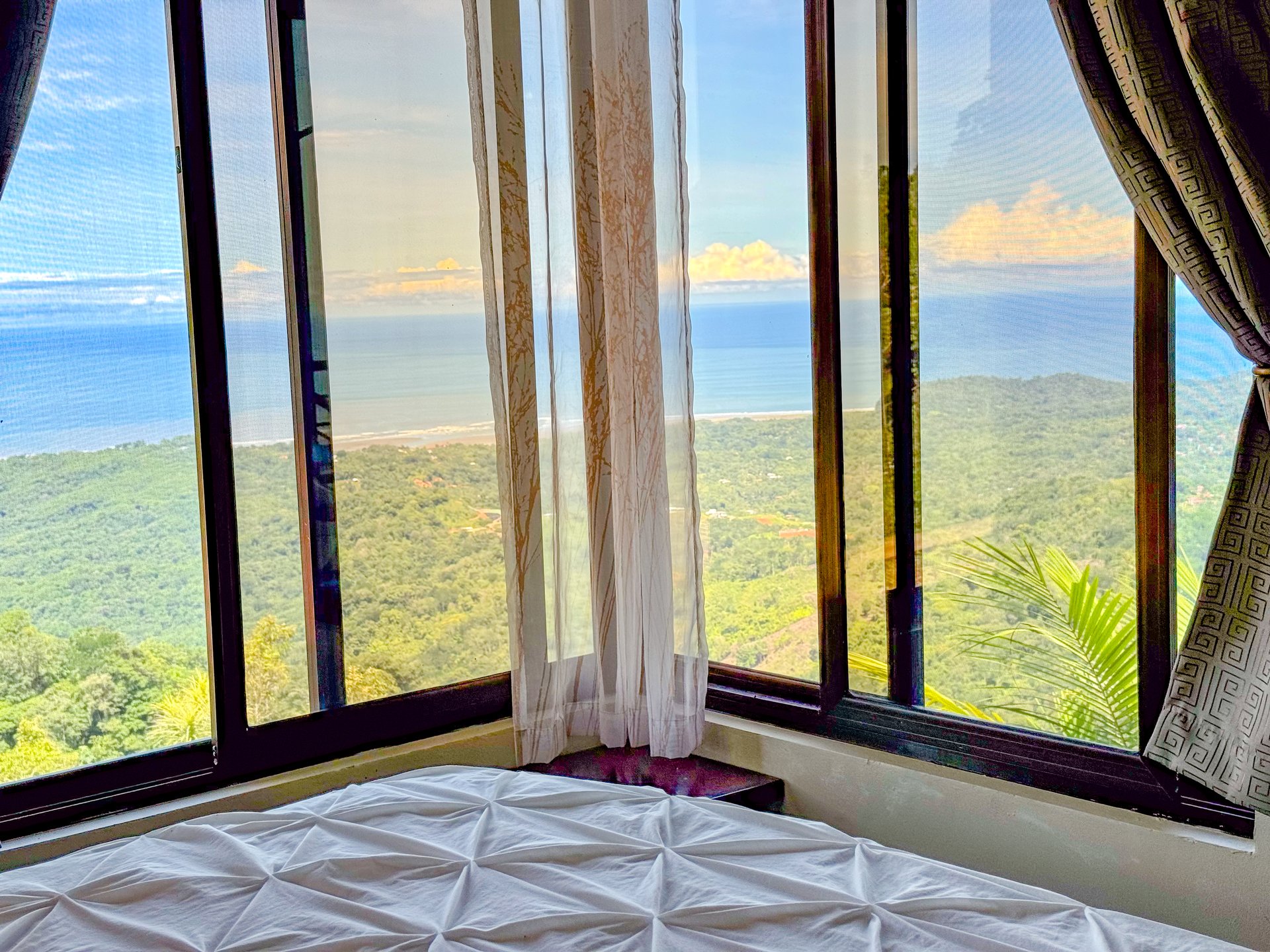 Luxury 4-Bed Villa with Ocean Views & Infinity Pool in Ojochal