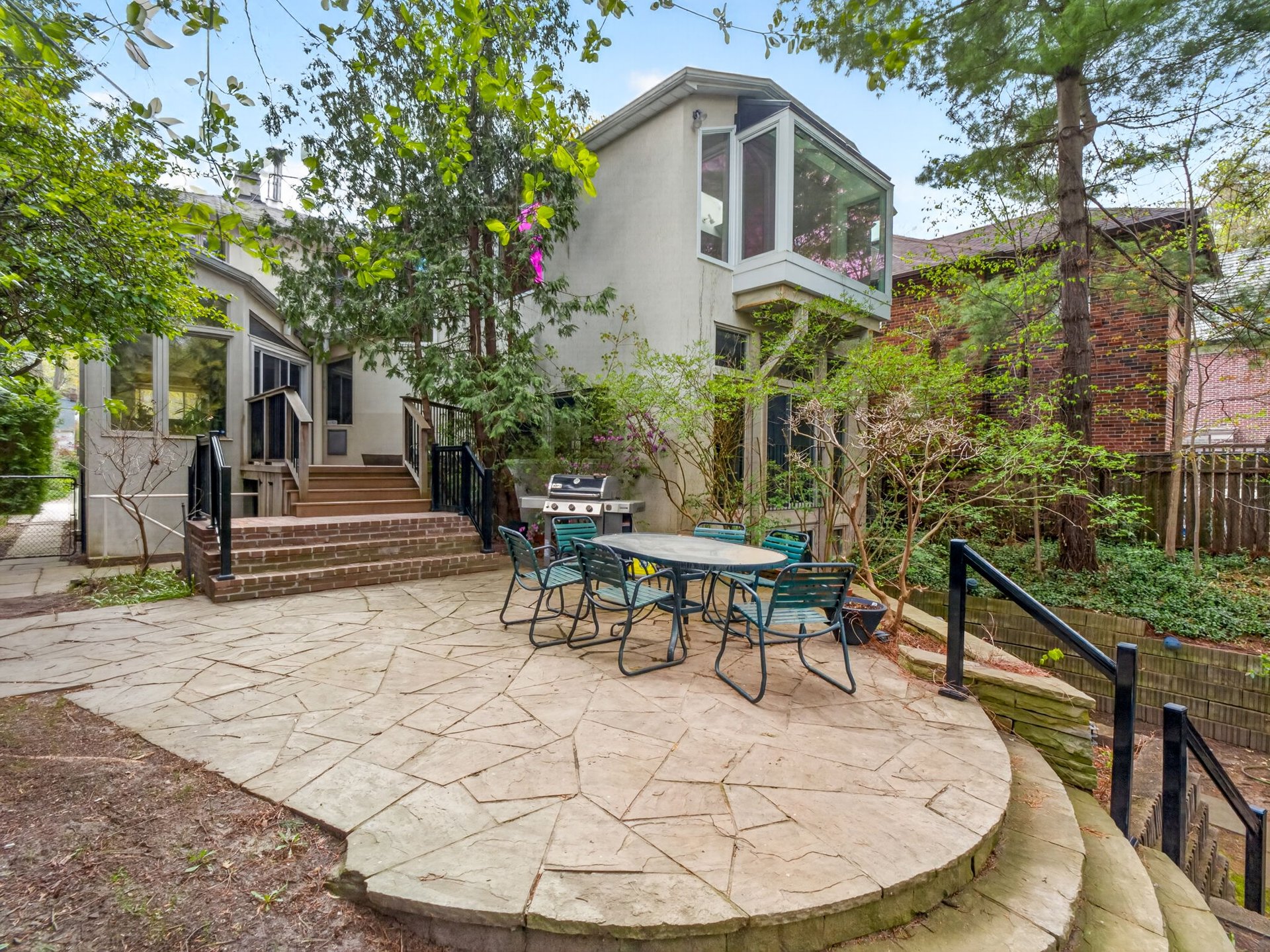 SOLD: Luxurious Country Living In The City