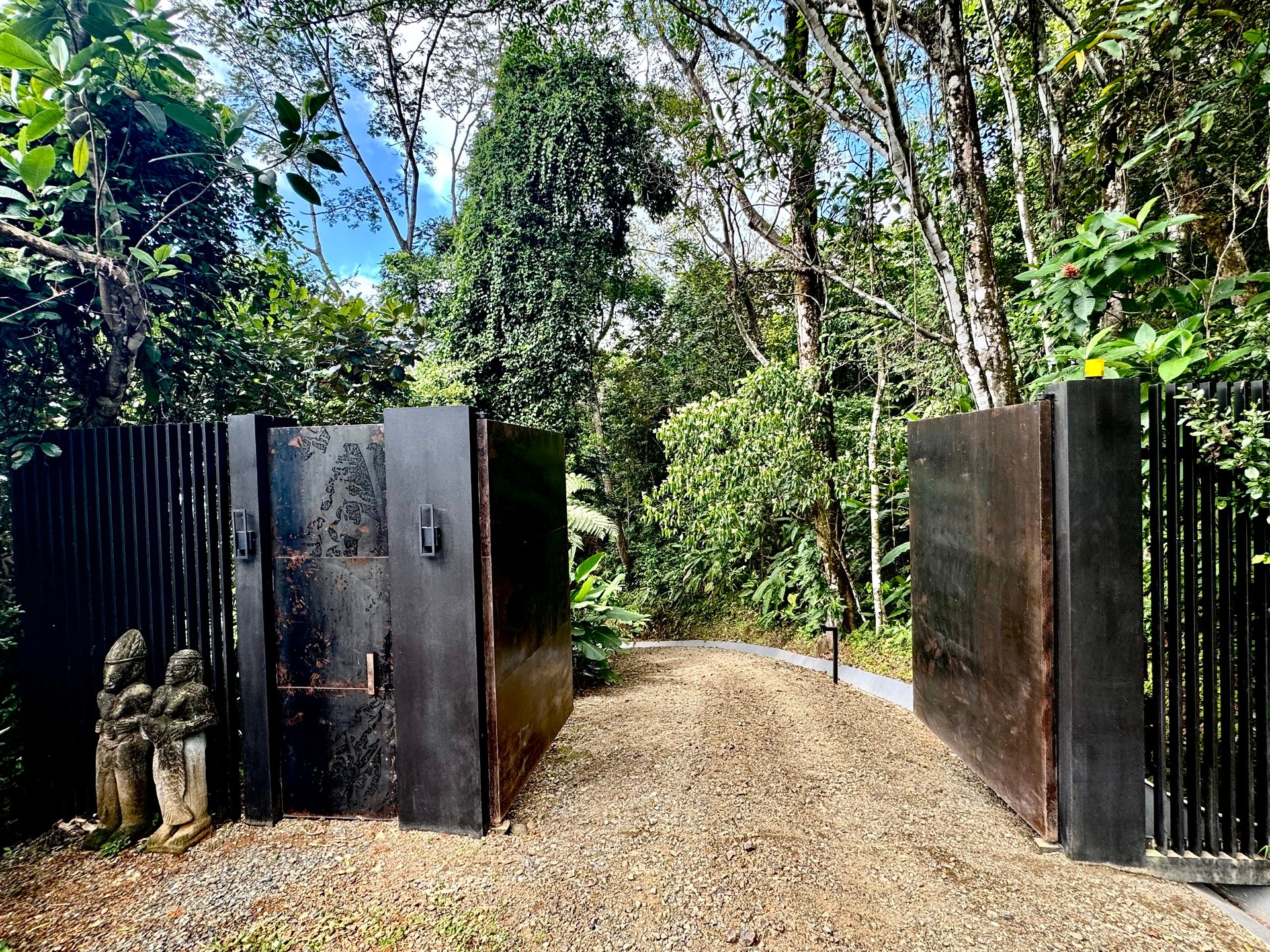 Uvita Black House