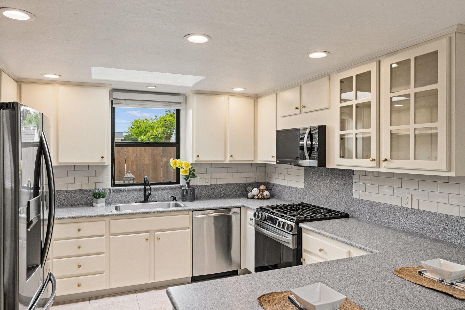 Monterey Sunbelt Living - 303 Del Robles Ave
