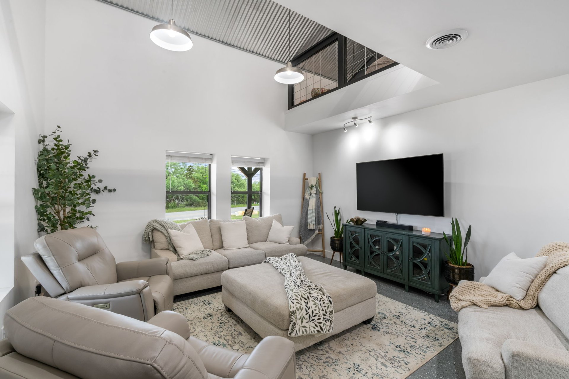 Unique Residential/Commercial Property - 180 Henly LOOP