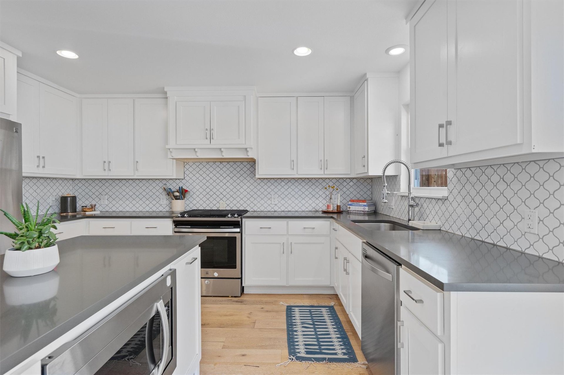 3106 Carlisle Dr