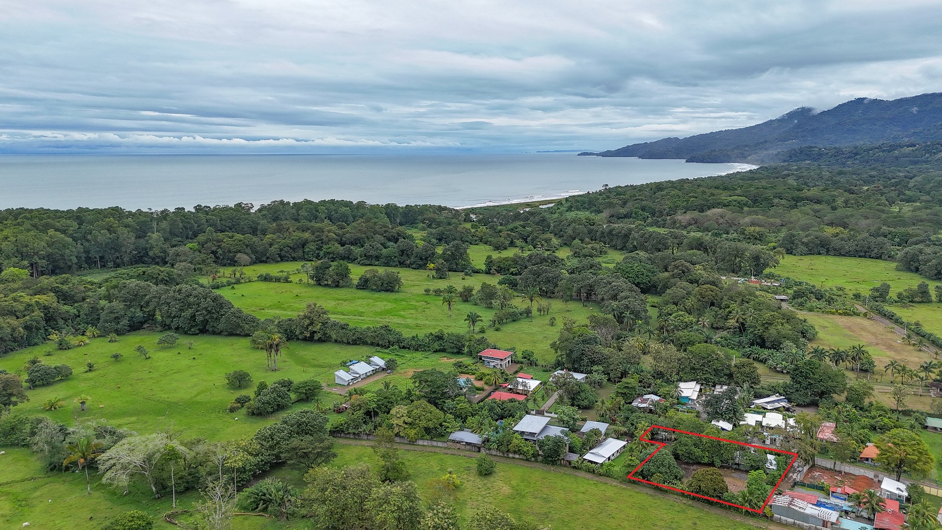 Contemporary 3-bed home surrounded by Uvita’s services and amenities but just a short stroll to tropical beaches