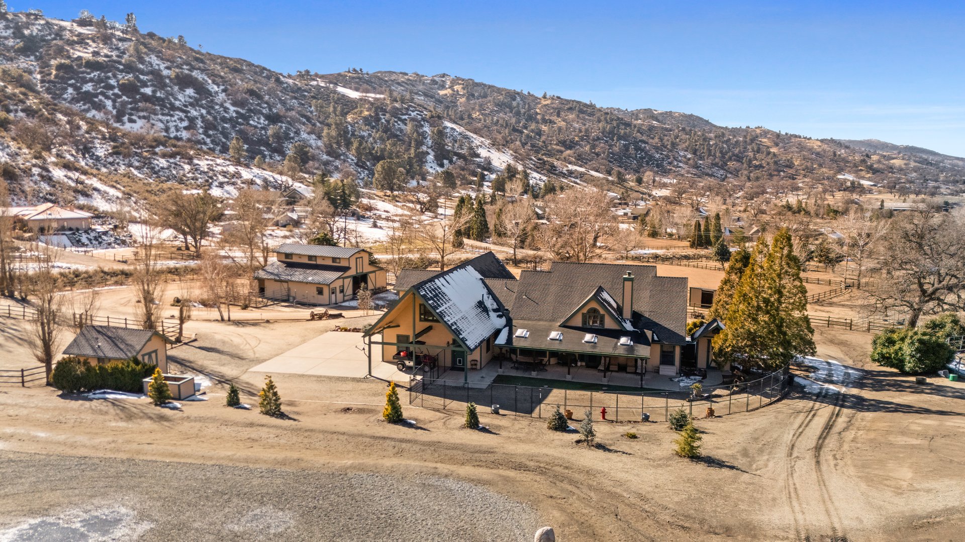 Equestrian Estate in Bear Valley Springs: 25820 Skyline Drive