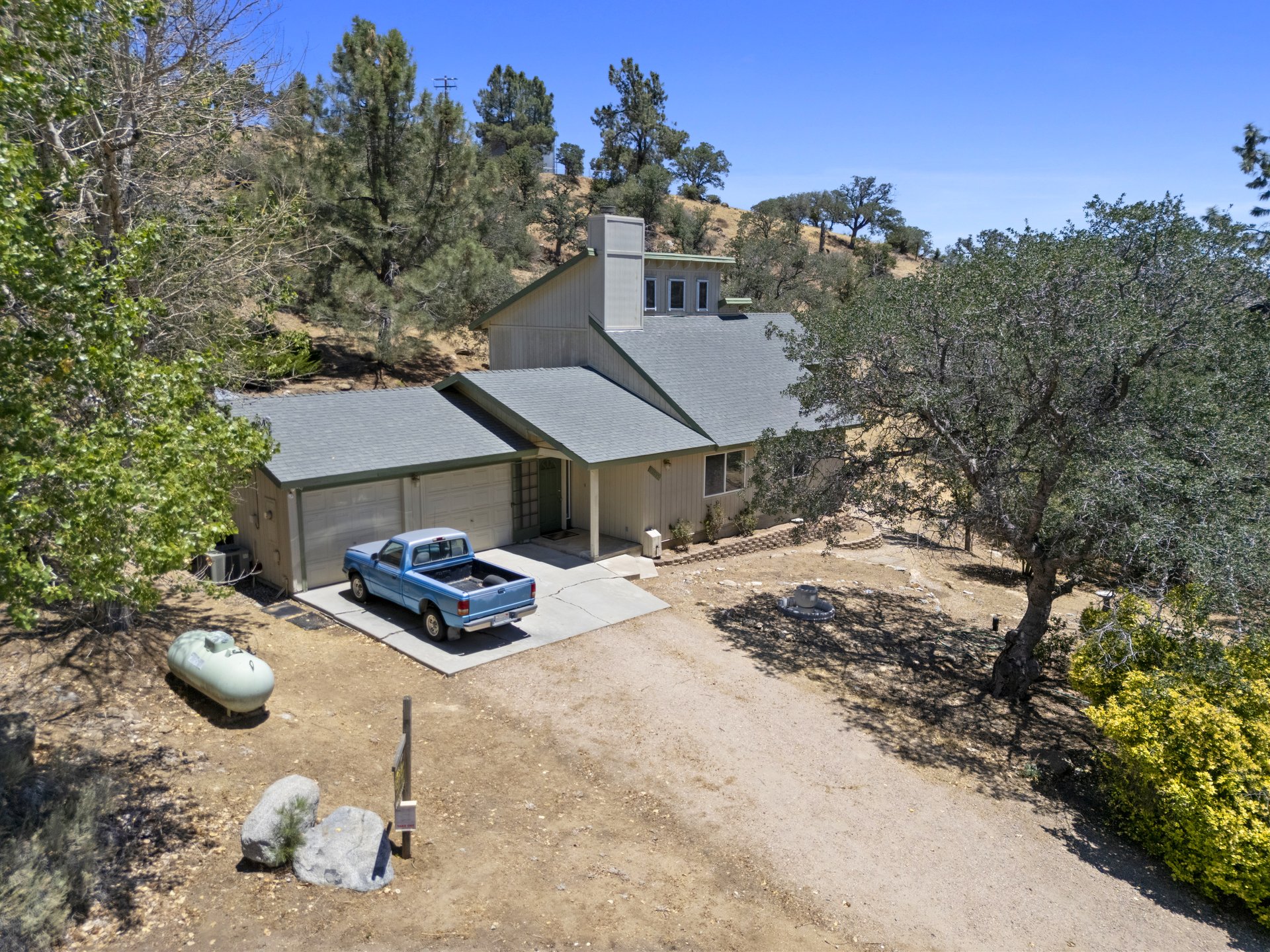 Panoramic Mountain Views in West Golden Hills — 21725 Mountain Drive, Tehachapi