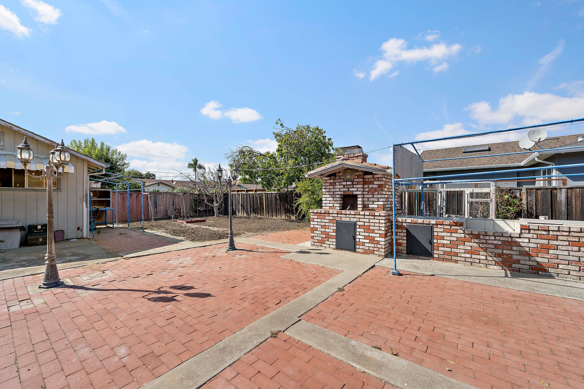 6137 Oak Forest Way