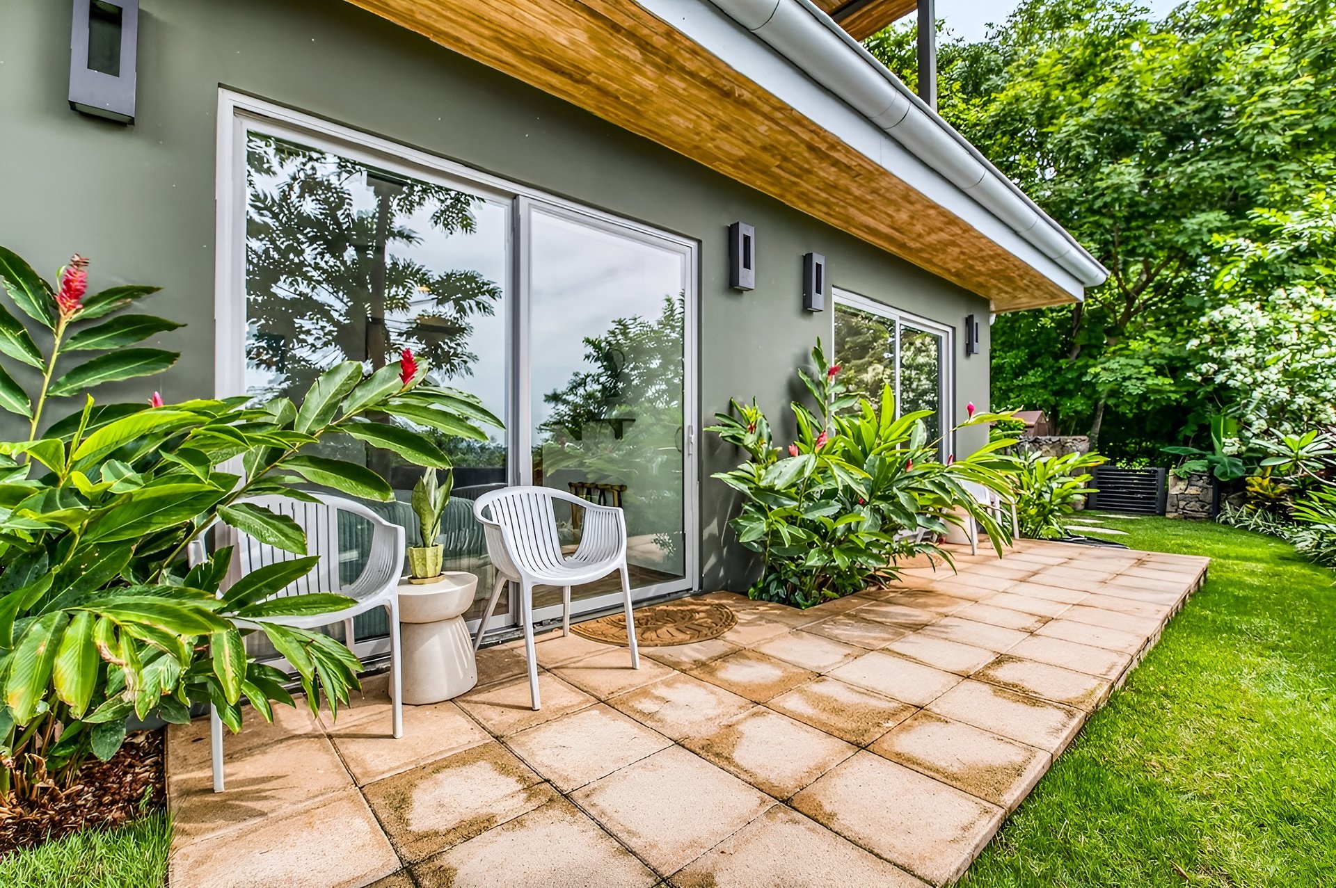 Casa Pochote | Artisan Luxury Villa in Tamarindo | Pool, Jacuzzi & Langosta Beach Club Membership Included