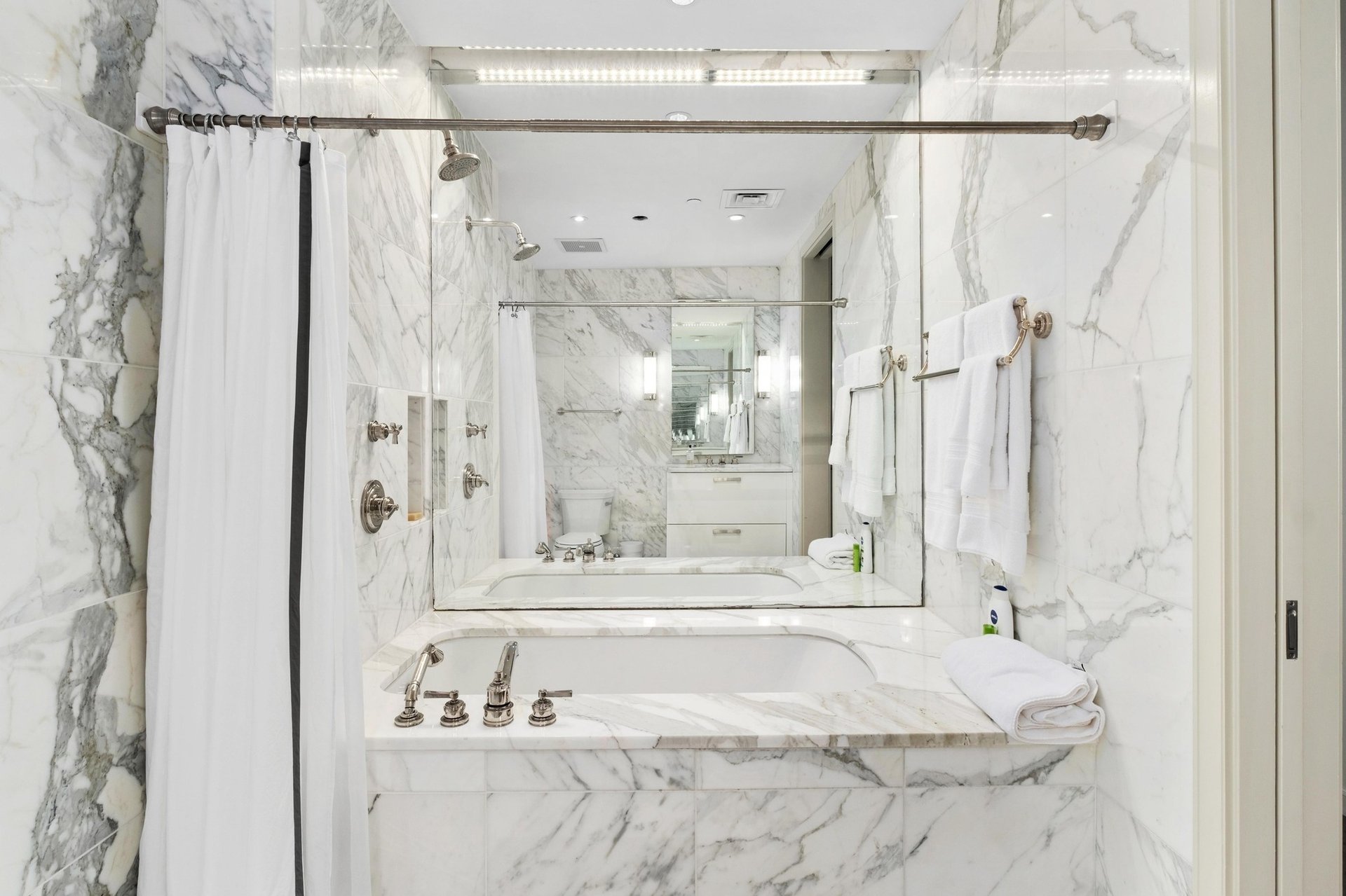 200 Congress Avenue #37H
