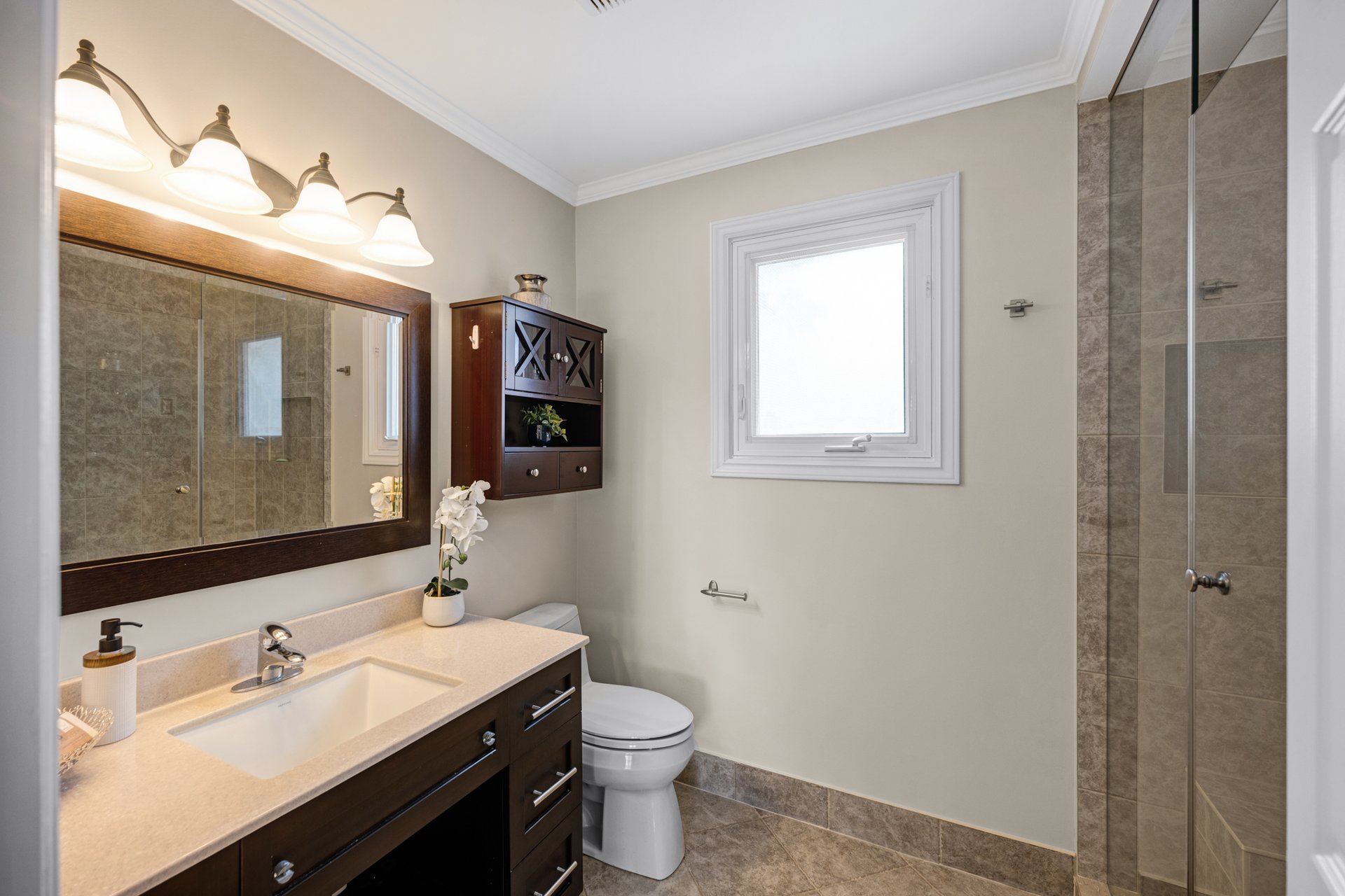 1053 Red Pine Cres