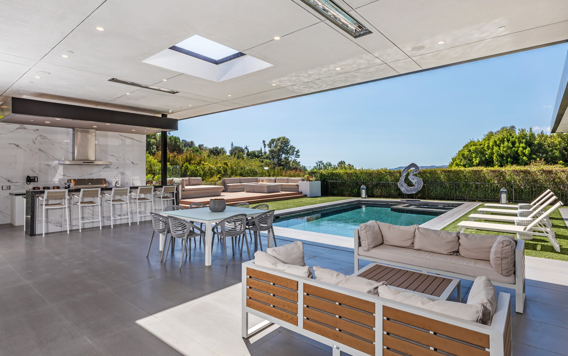 2002 LOMA VISTA DR