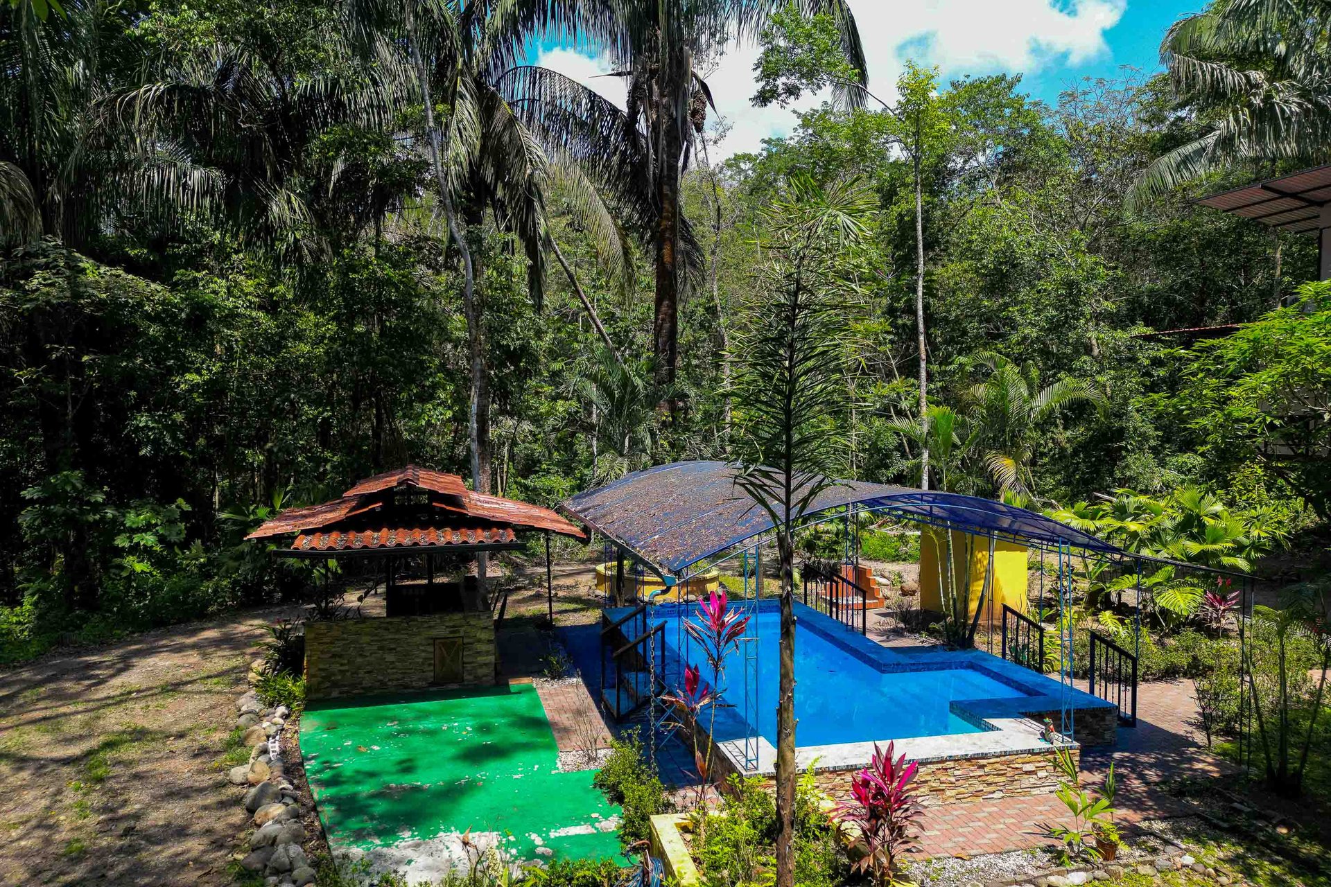 Tropical 3-bedroom home in gated community Manuel Antonio, Perfect rental!