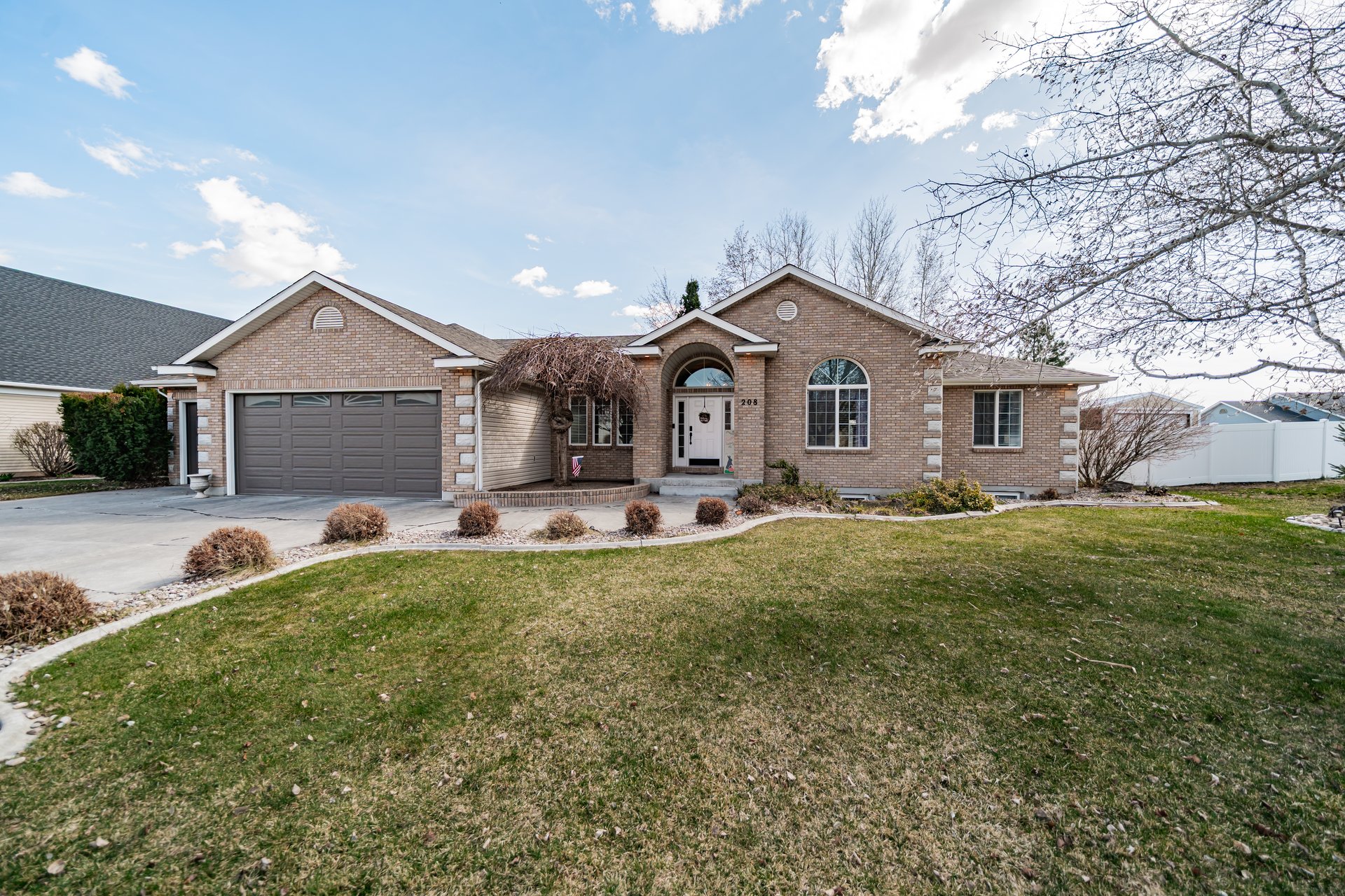 208 E Woodhaven Ln