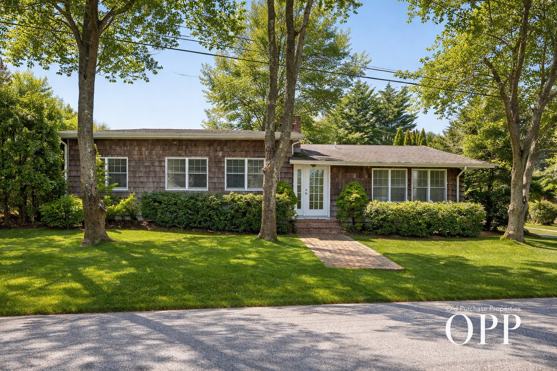 CEDAR-SHINGLED COTTAGE IN SOUTH VILLAGE LOCATION